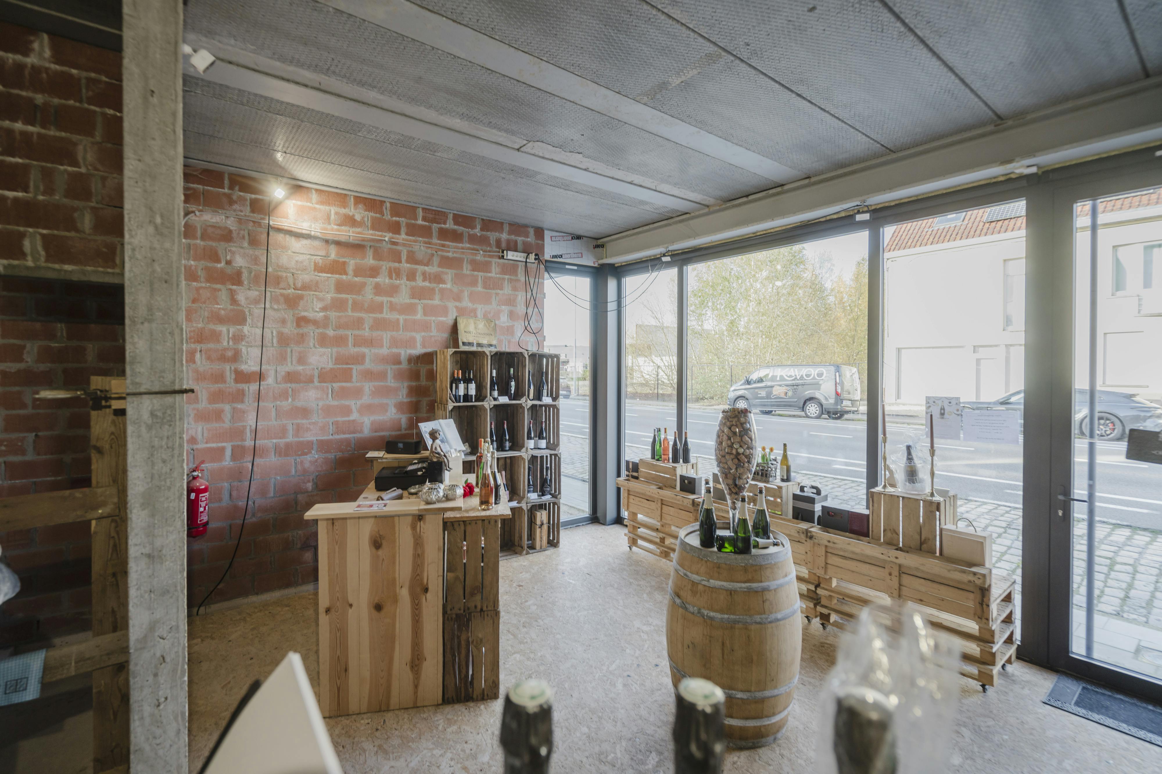 Opbrengsteigendom met handelspand en 2 appartementen te koop in Wevelgem foto 3