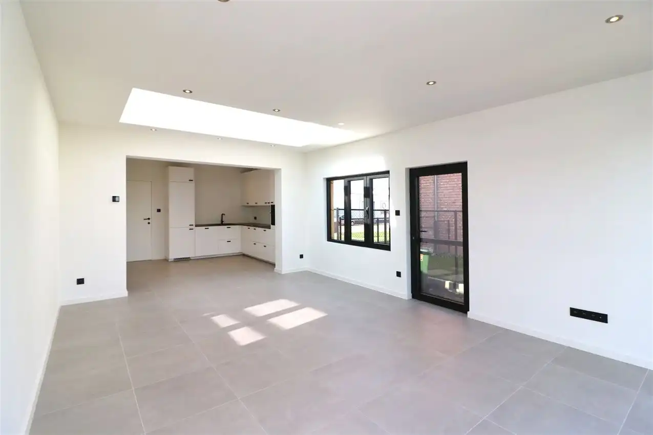 Prachtig, volledig vernieuwde woning met 3 slpk. foto 6