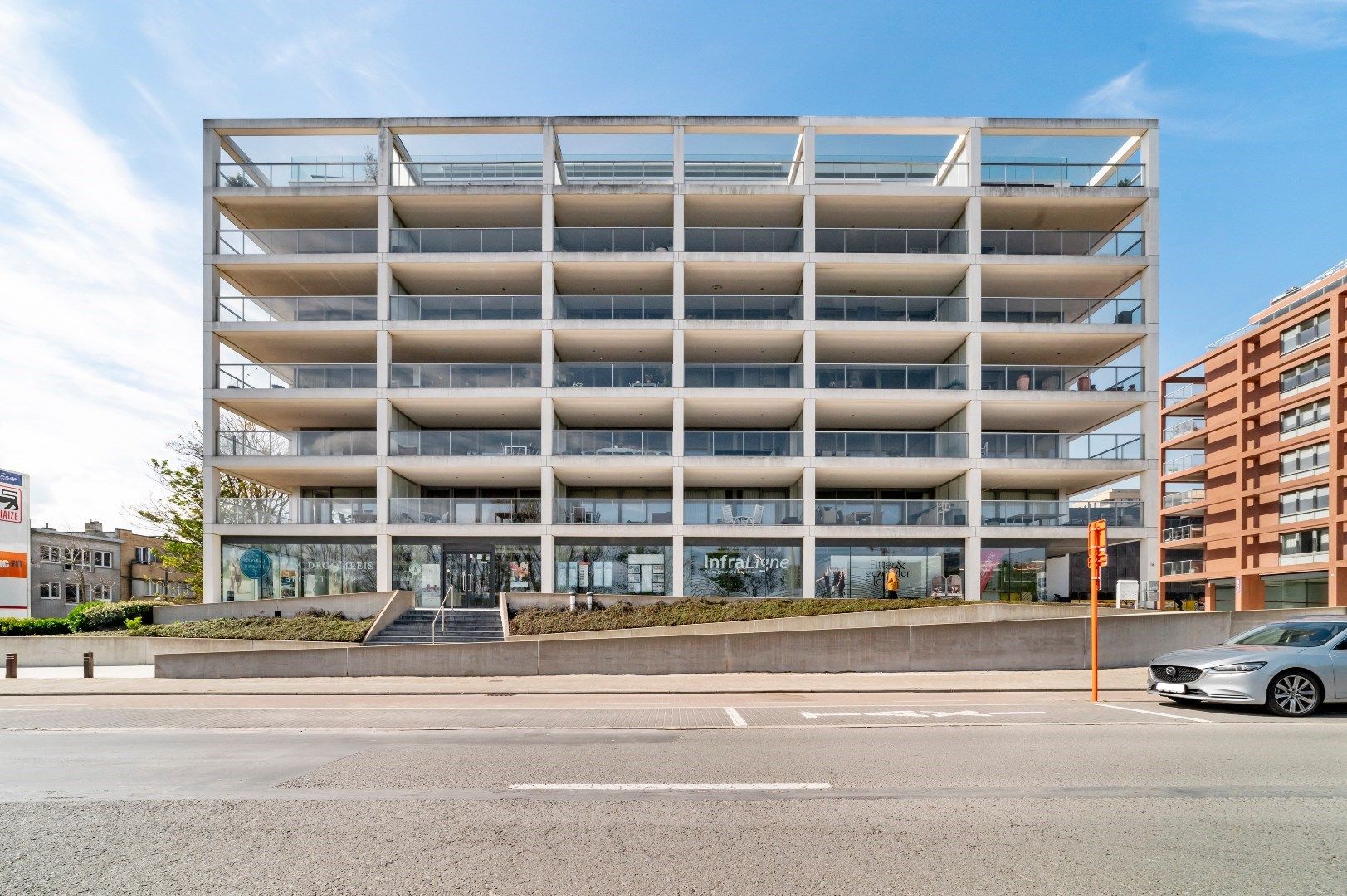 APPARTEMENT MET ZONNETERRAS OP WANDELAFSTAND VAN DE ZEEDIJK VAN MARIAKERKE foto {{pictureIndex}}