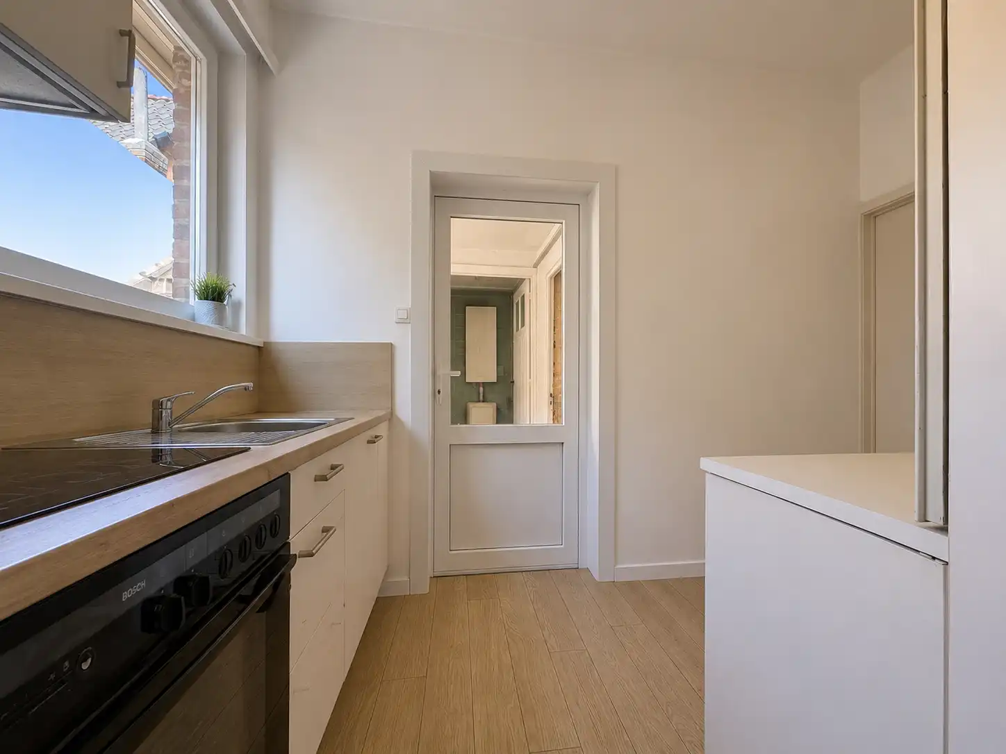 Centraal gelegen ruime woning met garage foto 4