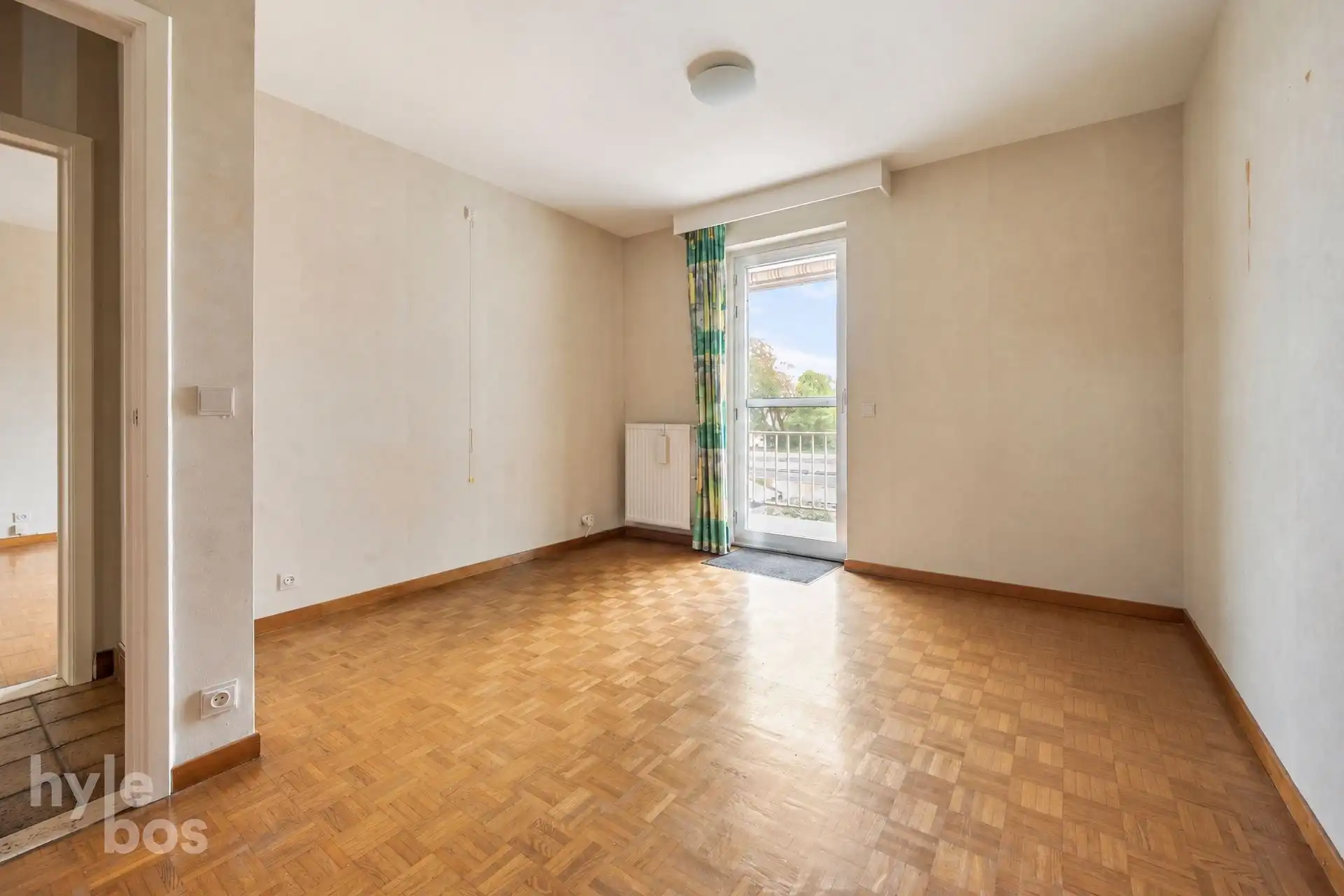 Centraal gelegen 2 slaapkamer appartement met garage foto 17