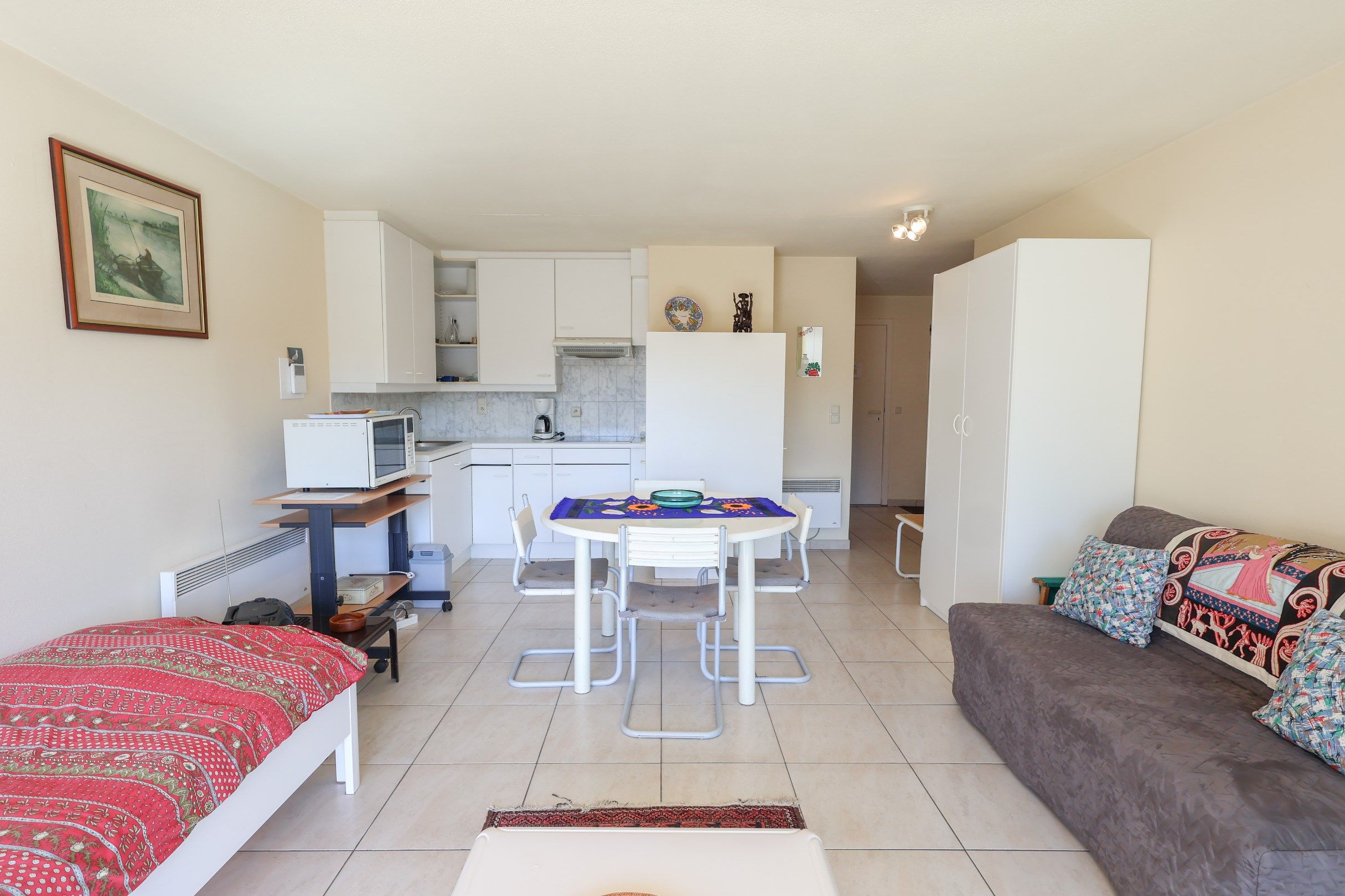 Gelijkvloerse studio met slaaphoek én zonovergoten terras op enkele meters van de zee!  foto 4