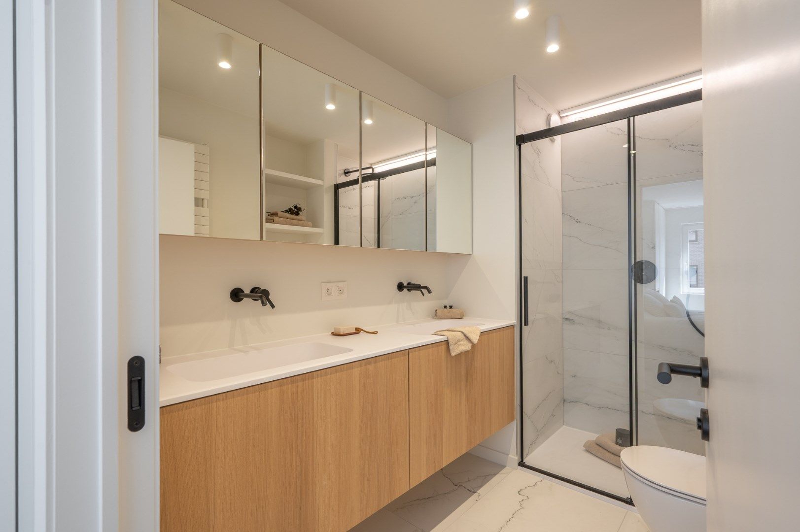 Prachtig gerenoveerd hoekappartement in centrum Knokke vlakbij de Zeedijk en het Van Bunnenplein  foto 18