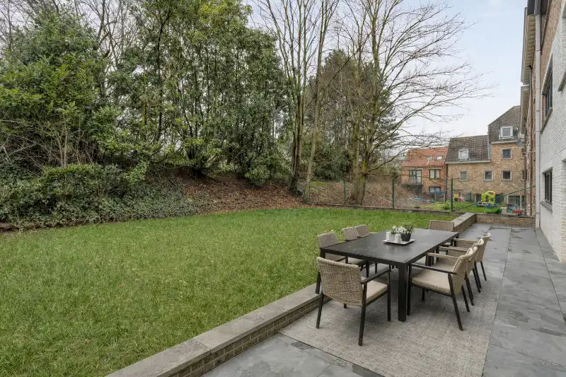 Ruim en zorgeloos wonen in dit gelijkvloers appartement met tuin. foto {{pictureIndex}}