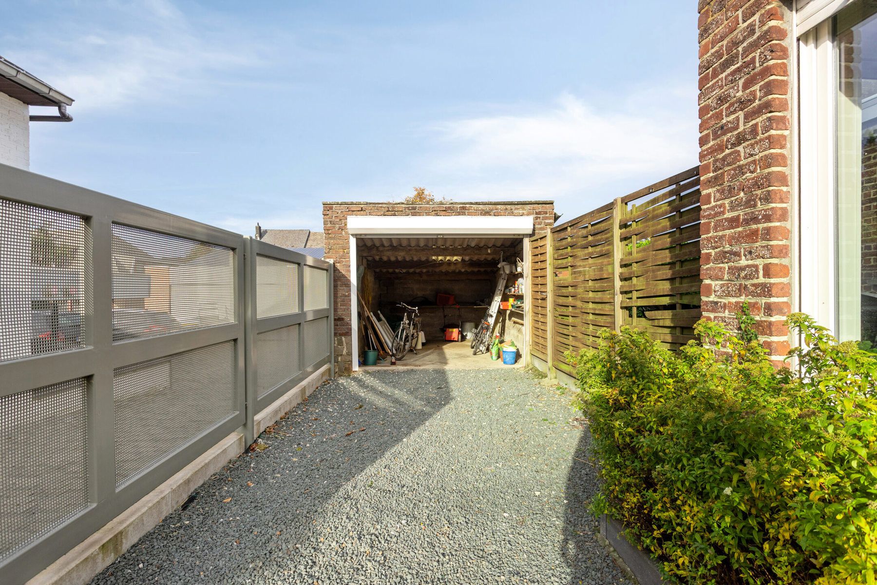 Te moderniseren halfopen woning met tuin en garage foto 24
