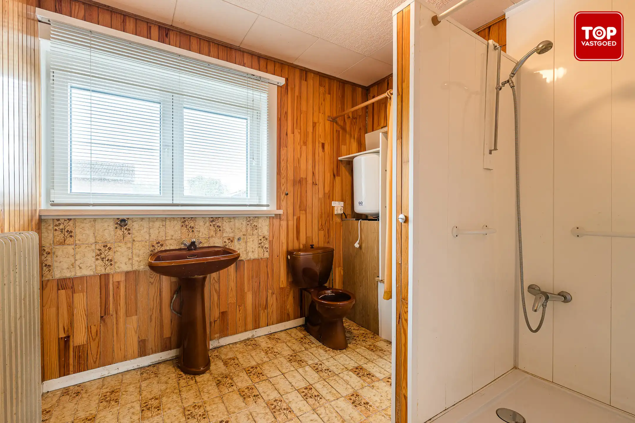 Op te frissen half open bebouwing met 3 slaapkamers, tuin en garage.  foto 22