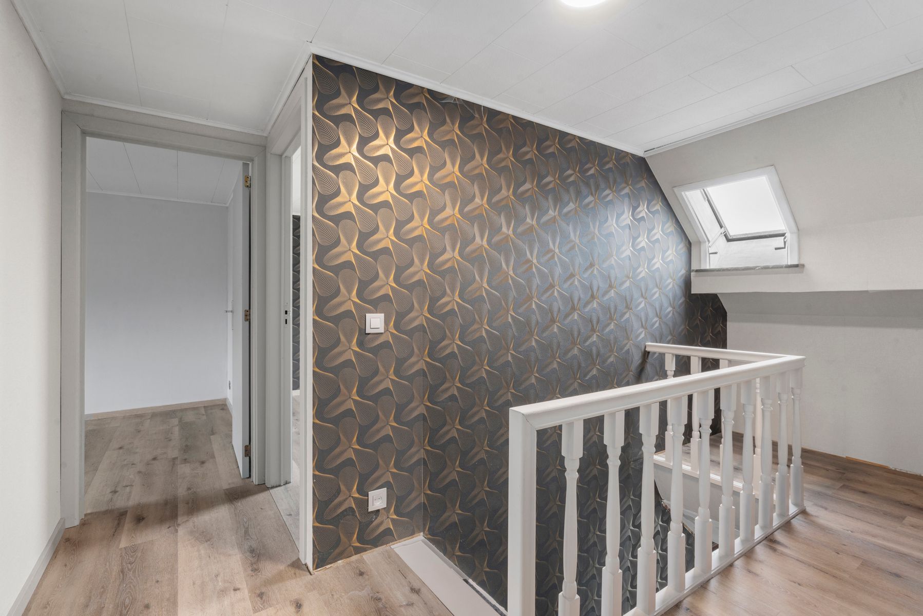 Deels te renoveren woning met 3 slaapkamers en garage foto 7