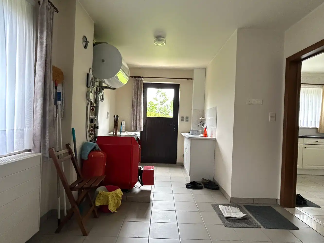 Gezinswoning met 3 slaapkamers en inpandige garage op ruim perceel foto 9