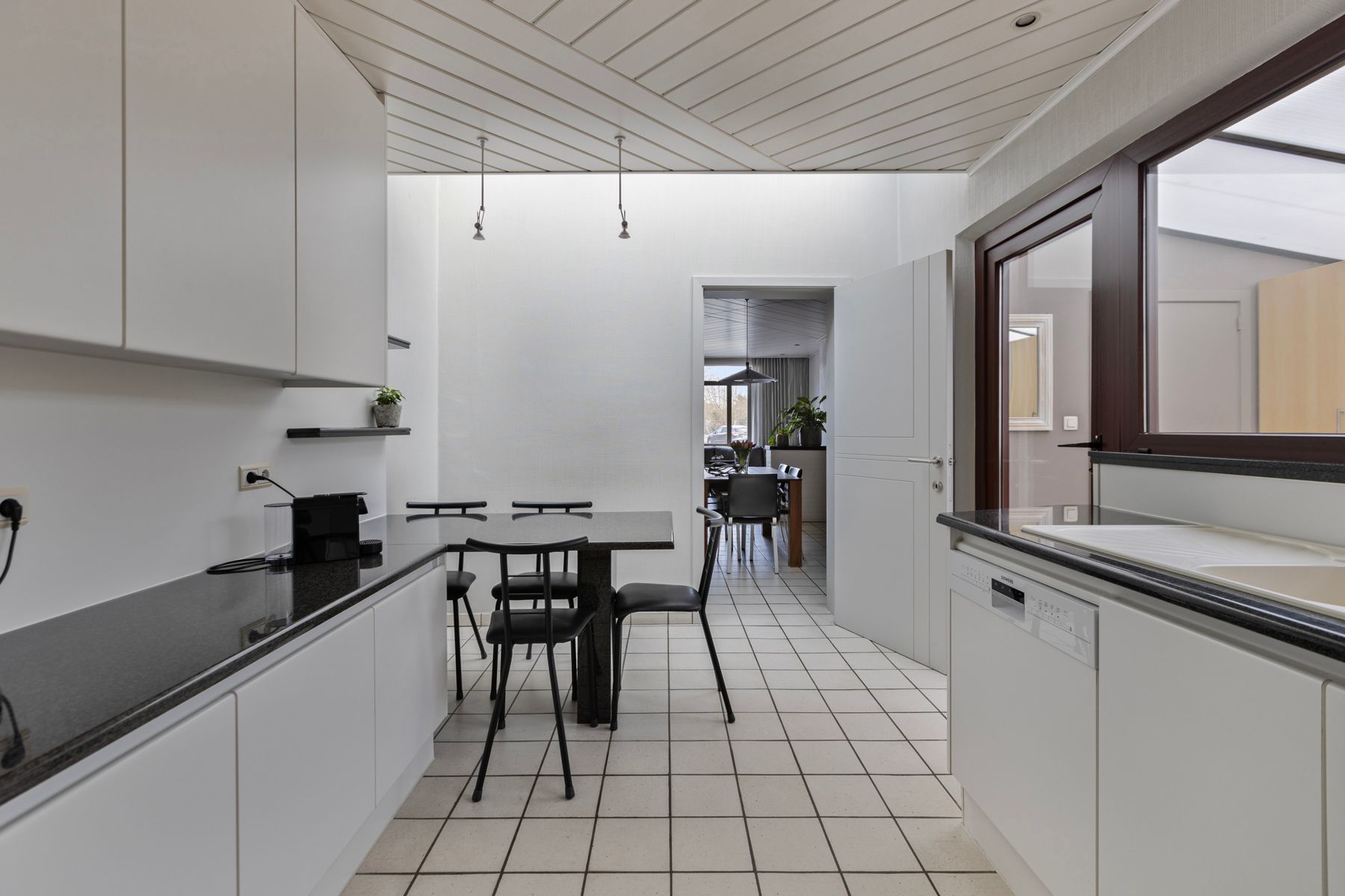 Charmante, gerenoveerde HOB met veranda en tuin in Hasselt – instapklaar en perfect gelegen! foto 13