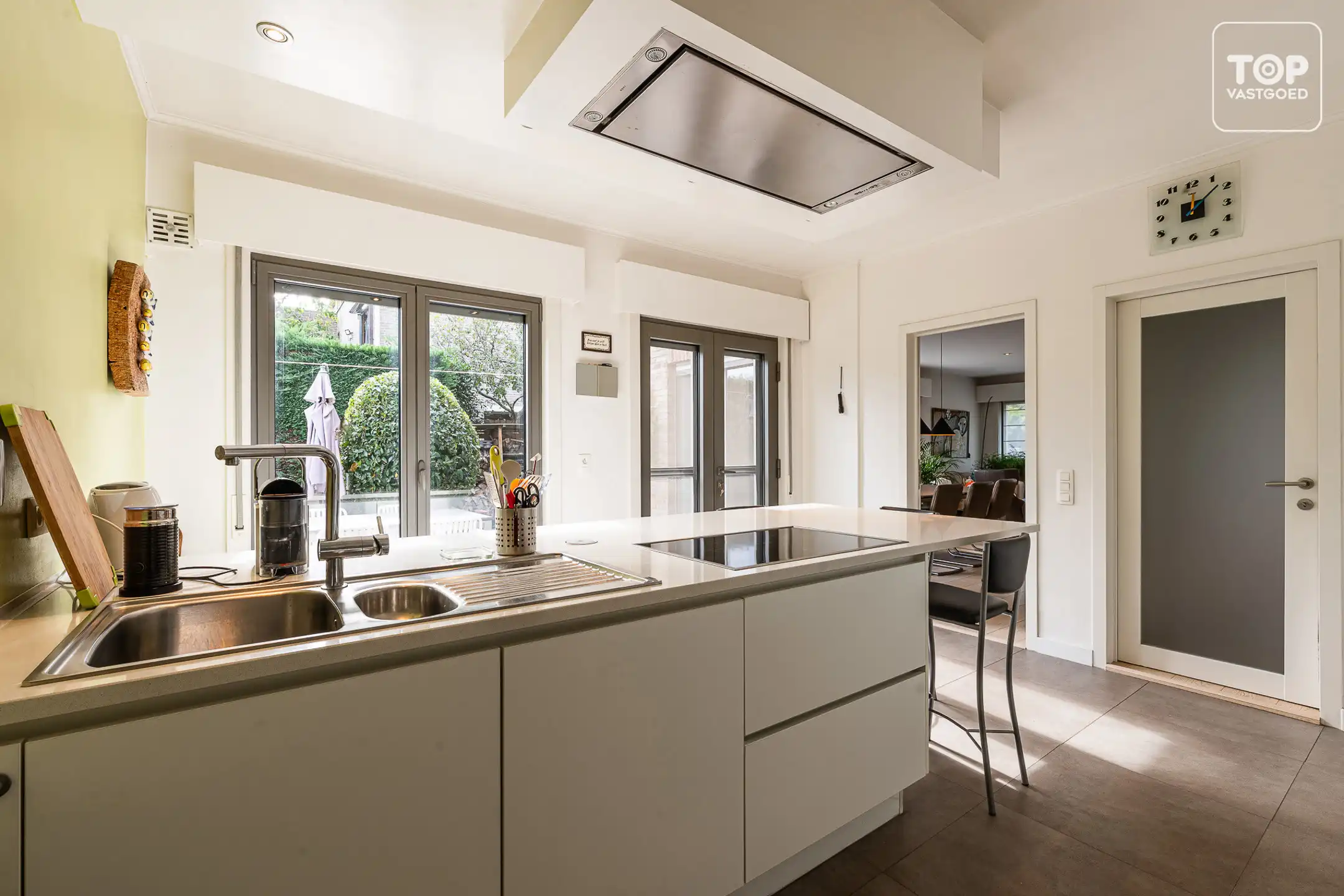 Instapklare halfopen woning met 4 slaapkamers, garage en mooie tuin foto 12