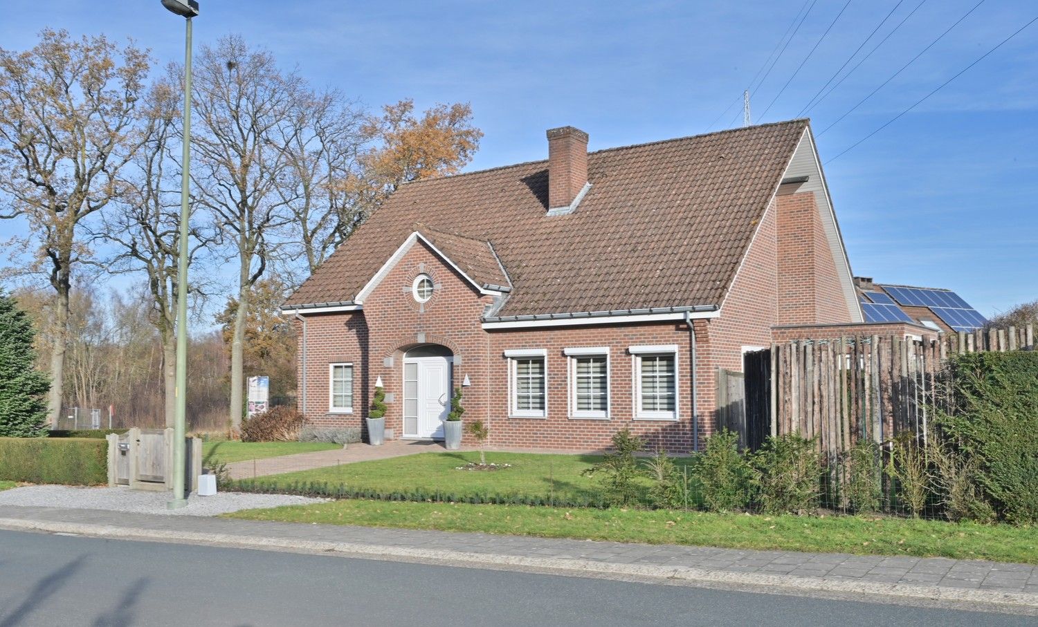 Riante woning met 5 slaapkamers (praktijkruimte), rustig gelegen nabij natuur foto 2