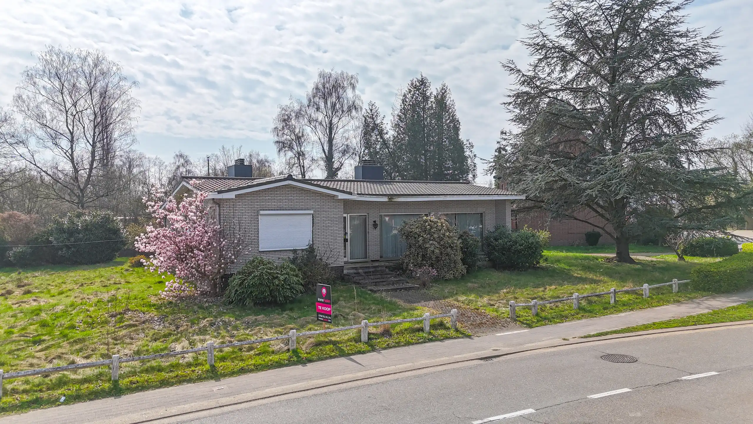 Hoofdfoto van de publicatie: Rustig gelegen bungalow op zeer ruim perceel in Heusden!