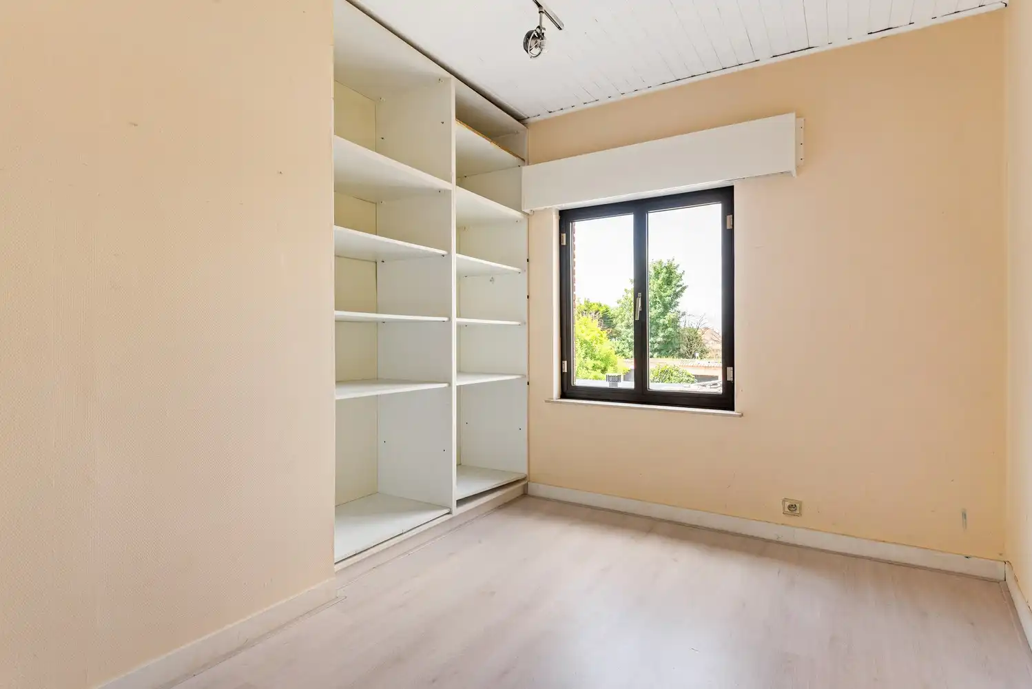 Handelshuis met 2 handelsruimtes en appartement in het hart van Wommelgem. foto 24