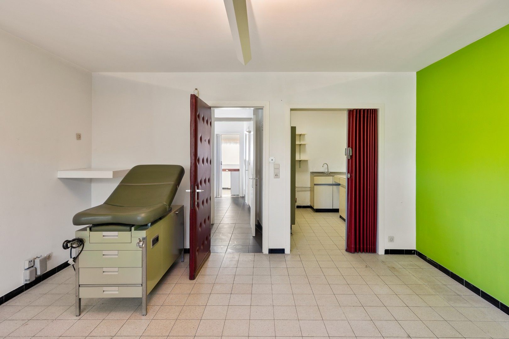 Karaktervolle voormalige dokterswoning met praktijkruimte, lift, dubbele garage, 5 SLPK. en grote tuin foto 15
