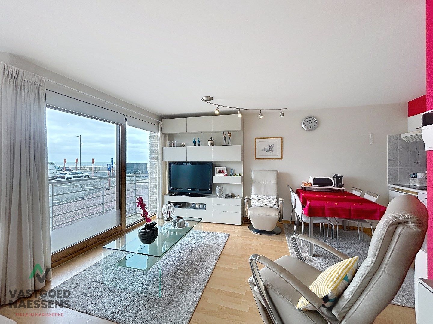 INSTAPKLARE STUDIO MET VEEL LICHTINVAL EN ZICHT OP ZEE foto {{pictureIndex}}