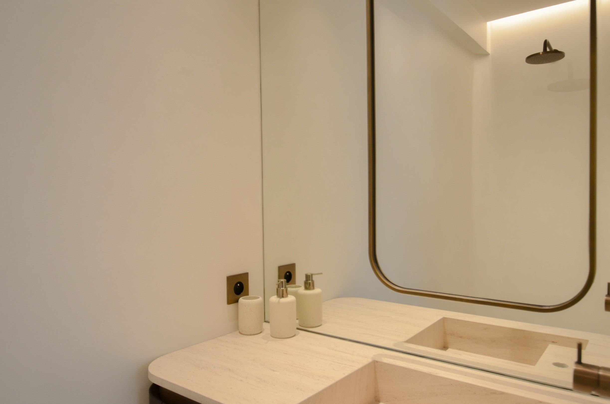 Uitzonderlijk gerenoveerd appartement met frontaal zeezicht in het Zoute. foto 35