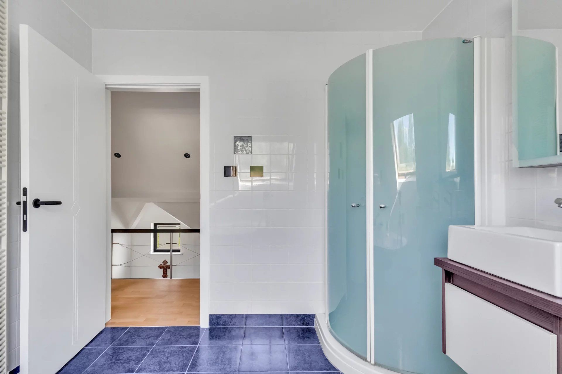 Ruime woning met zwembad op mooi groot perceel foto 32