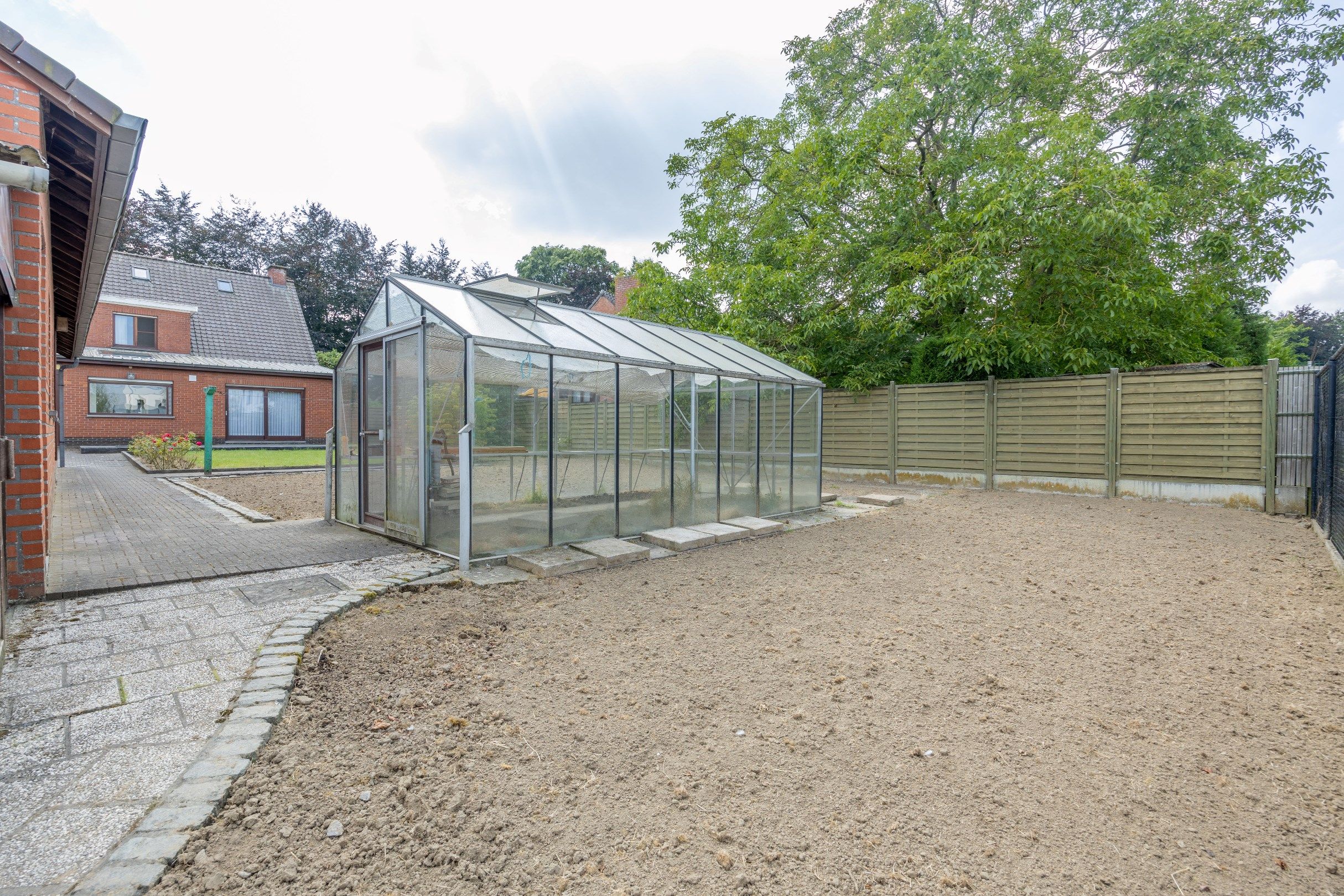 SCHITTERENDE VILLA IN GEGEERDE WOONWIJK foto 22