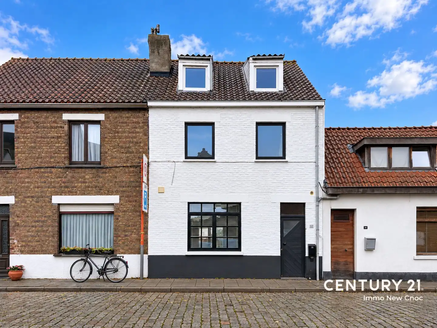 Charmante woning in Brugge (1937) met 4 slaapkamers, 2 badkamers en 155 m² woonoppervlakte op een perceel van 126 m² foto {{pictureIndex}}