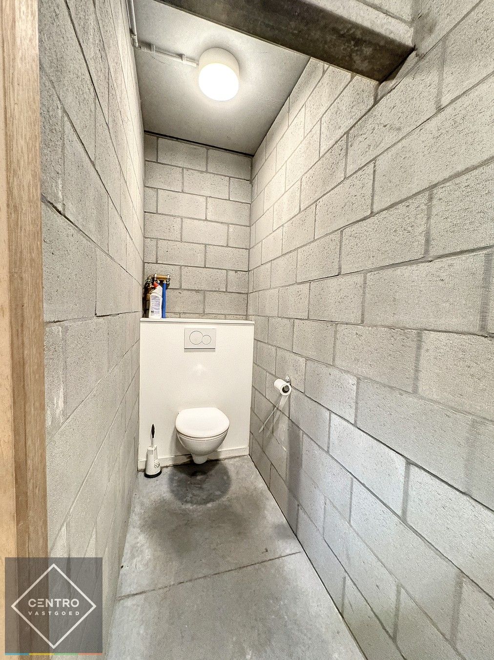 Instapklare OPSLAGRUIMTE (265m²) met toilet en hoge sectionaalpoort (gemakkelijk toegankelijk met grote vrachtwagens). Op industriezone "Herdersbrug" te Brugge. foto 6