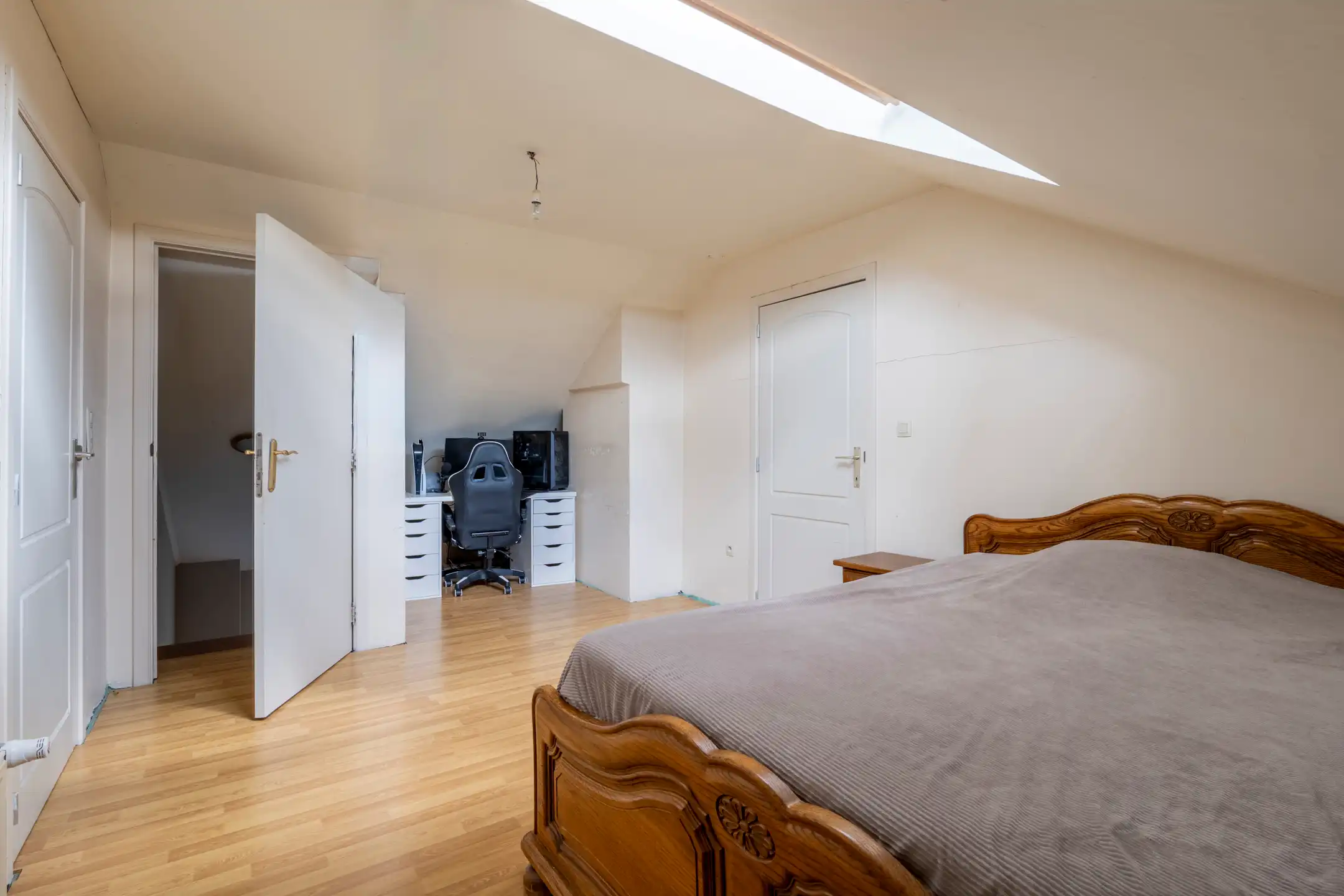 Ruime woning met 6 slpks. en grote kelder nabij Nederland foto 17