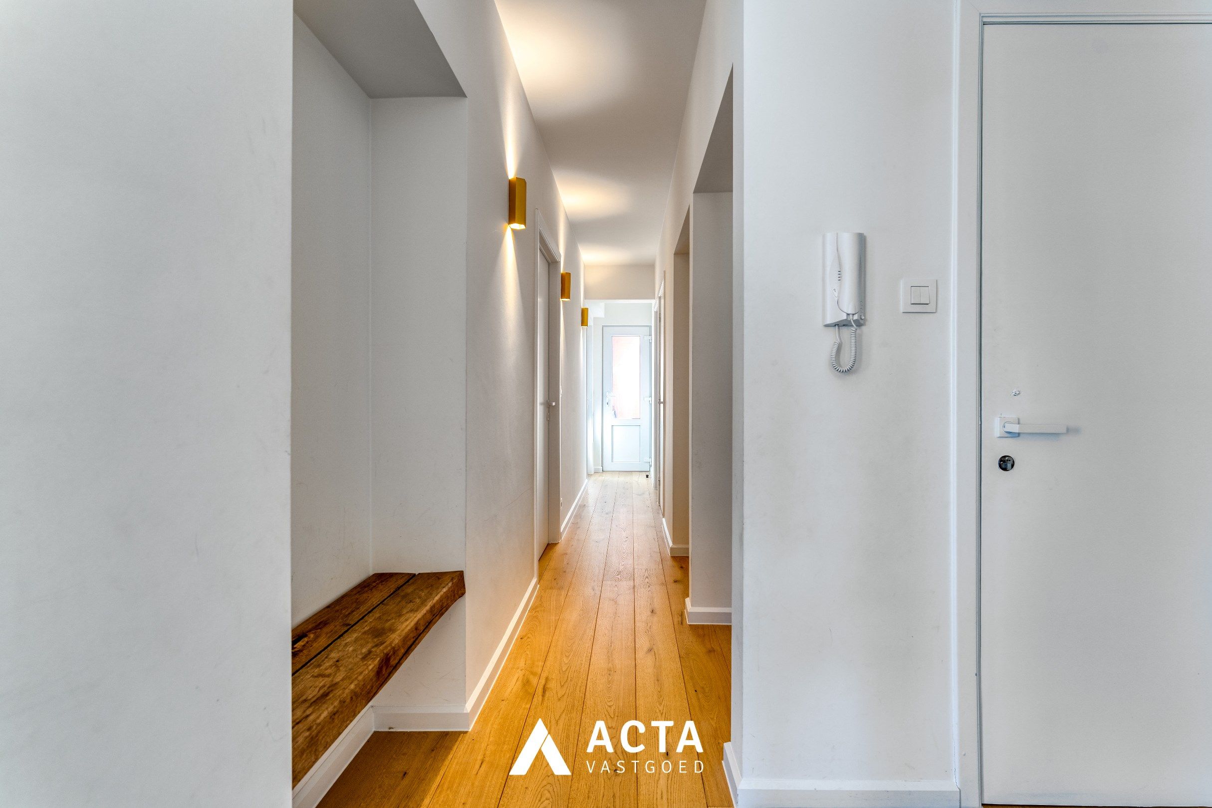 Gerenoveerd appartement met twee slaapkamers in Mariakerke foto 11
