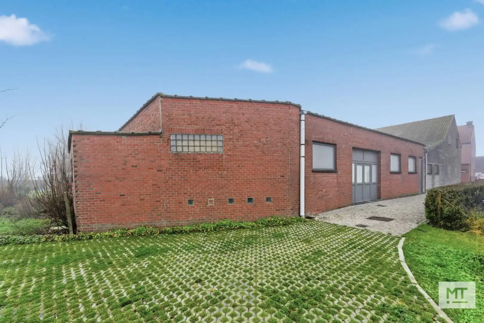 Bijzonder ruim gebouw met magazijn in de dorpskern van Zandvoorde (Zonnebeke) foto 2