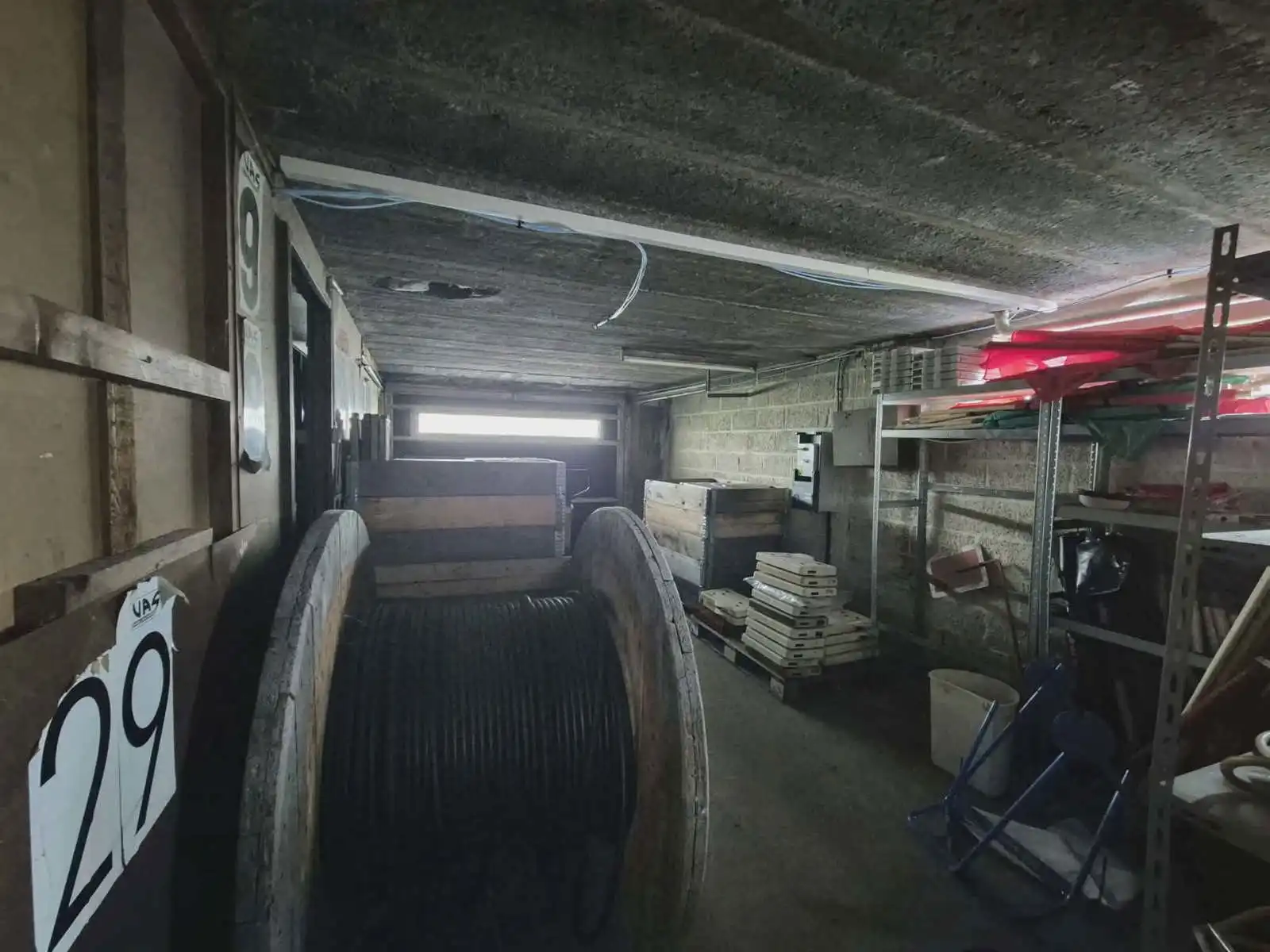 Kantoorgebouw met meerdere bureaus en extra opslagruimte foto 13