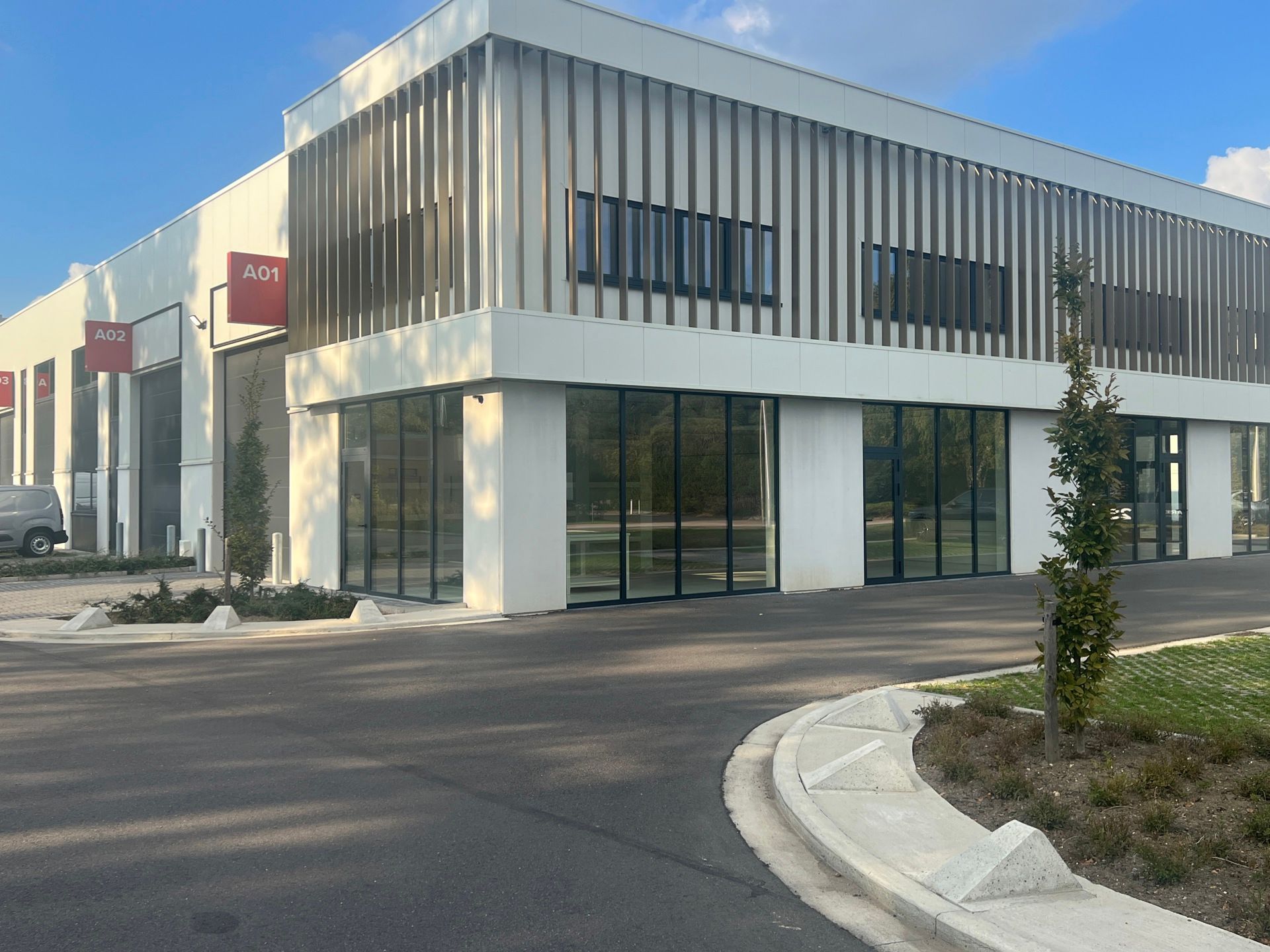 MODERNE KMO-UNIT MET SHOWROOM/KANTOOR IN GENK foto {{pictureIndex}}
