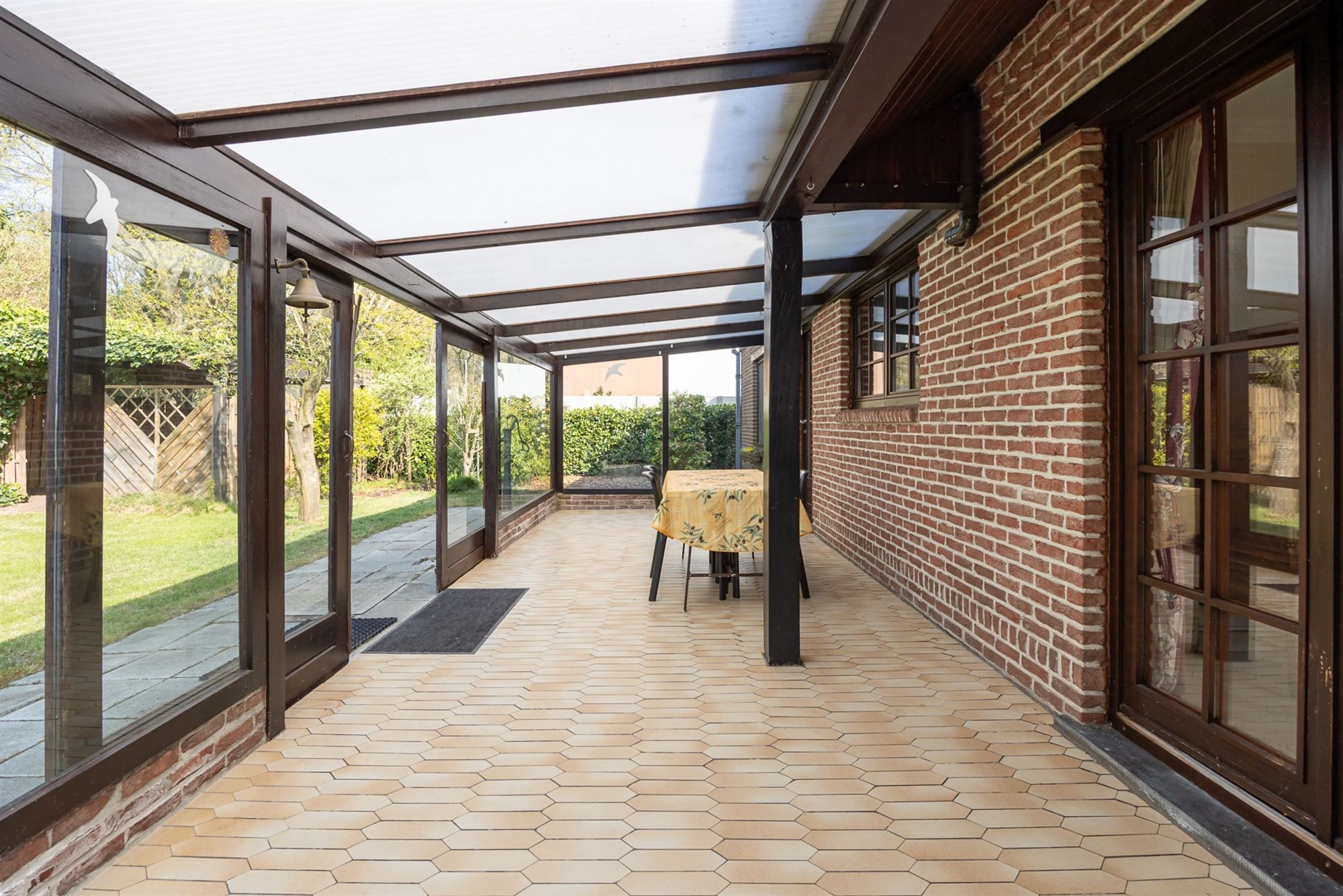 Open bebouwing met drie slaapkamers en grote tuin foto 17