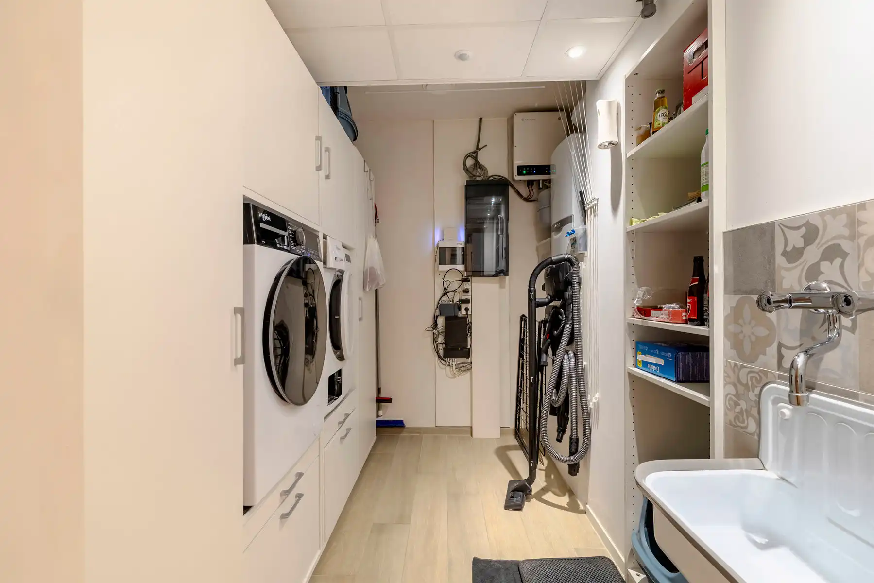 Instapklaar gelijkvloers appartement met carport, berging, luxe afwerking en aangelegde tuin foto 10