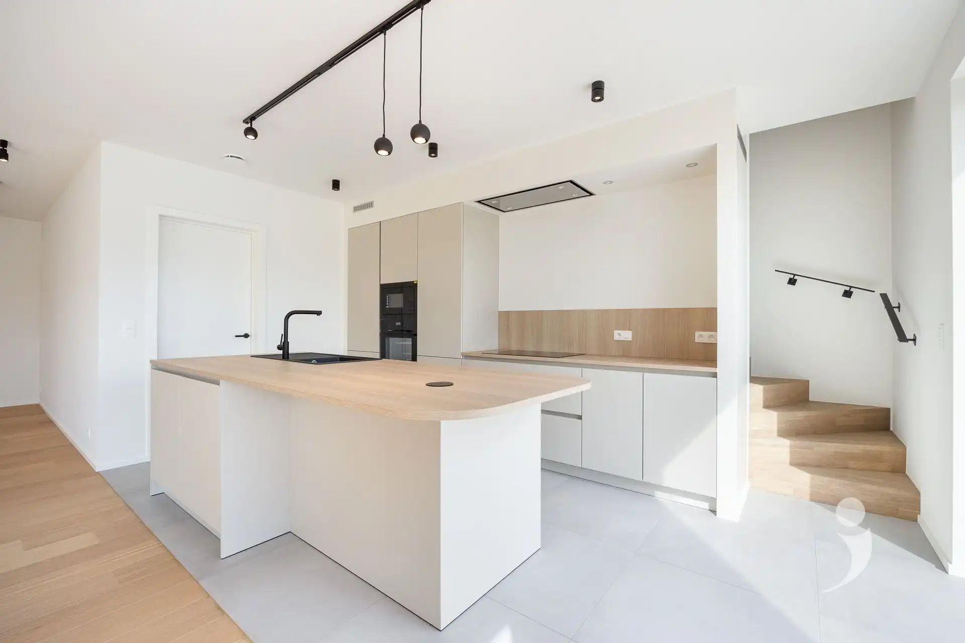 Nieuwbouwwoning met 4 slaapkamers en twee badkamers! foto 9