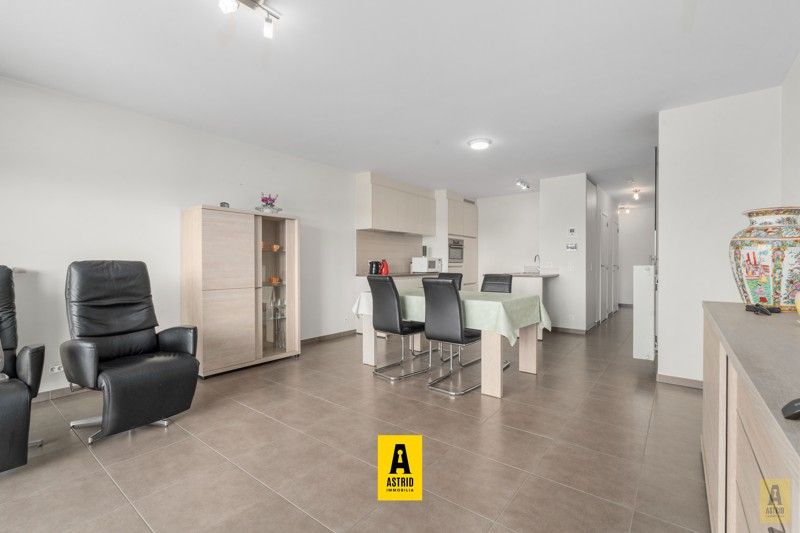 Instapklaar appartement met ruim terrassen en private garage! foto 9
