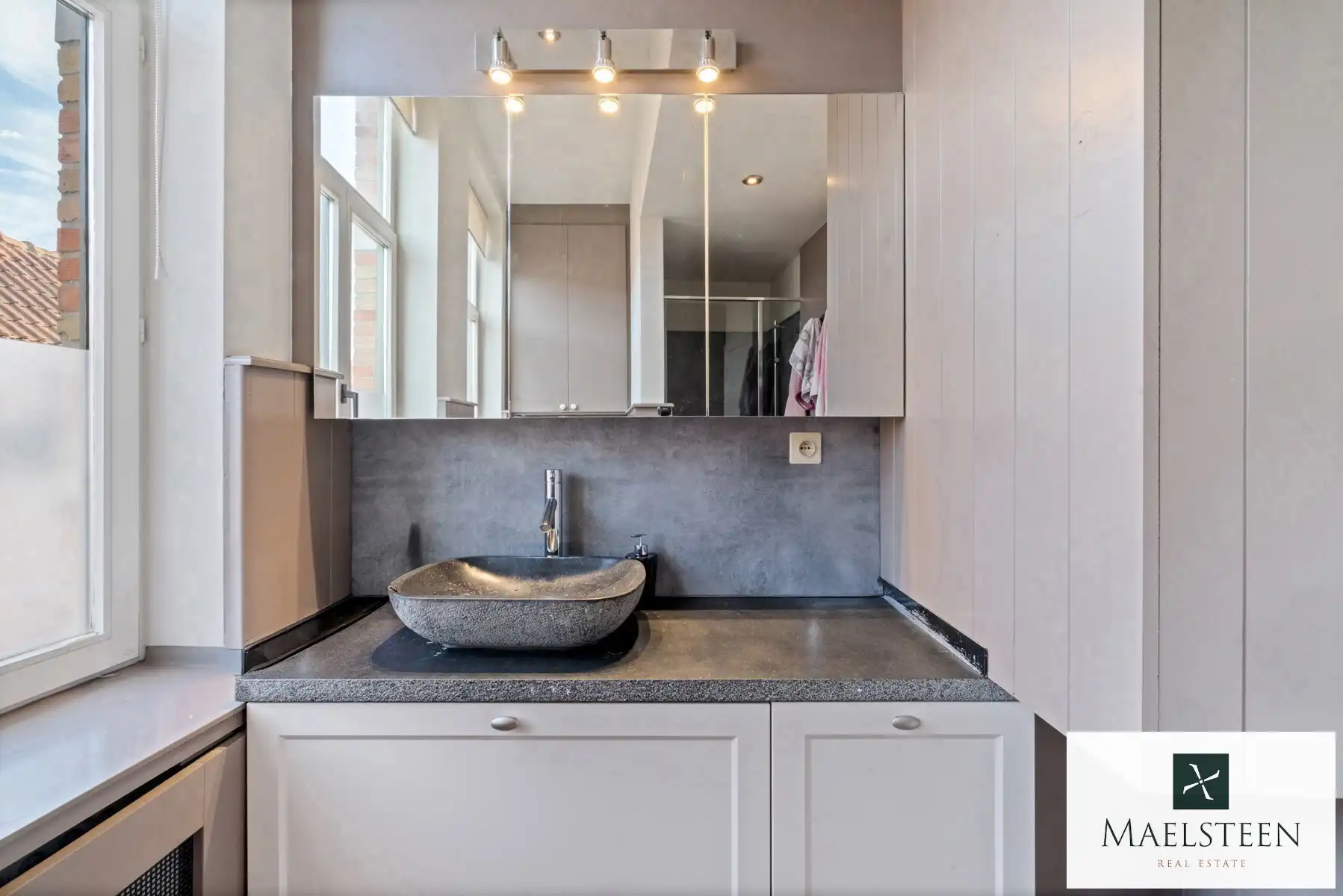 Instapklare trapgevelwoning, gelegen in Brugge centrum foto 13