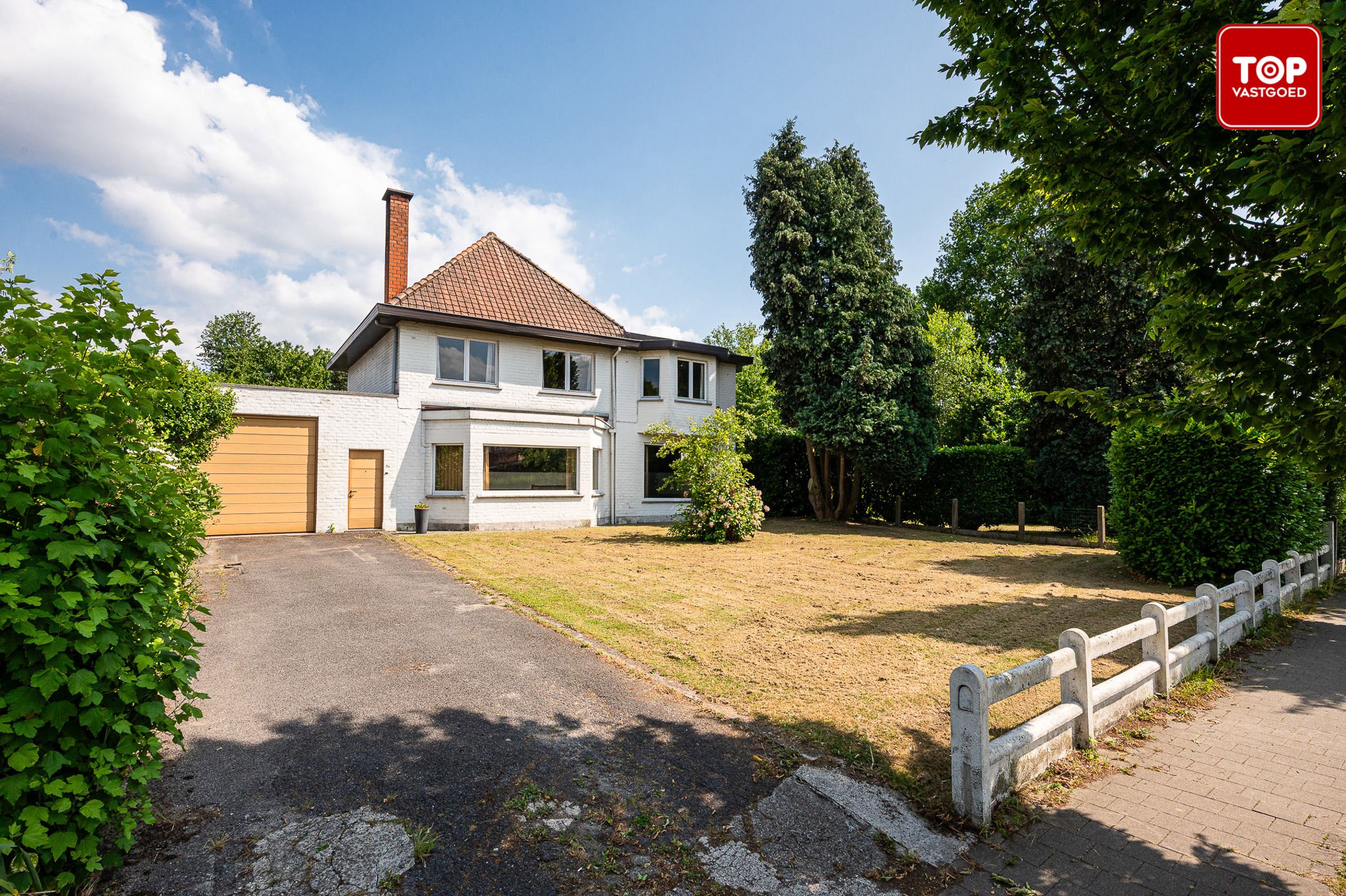 Ruime karaktervilla met magazijn op riant Perceel van 2200M² foto 2