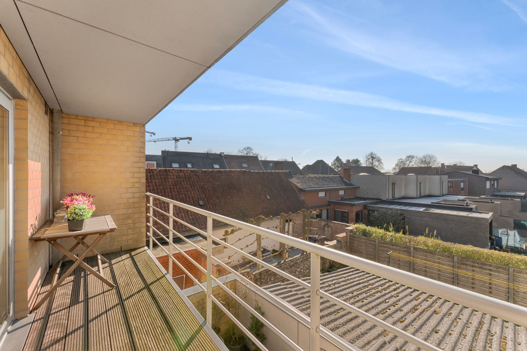 Ruim tweeslaapkamerappartement met terras en dubbele garage foto {{pictureIndex}}