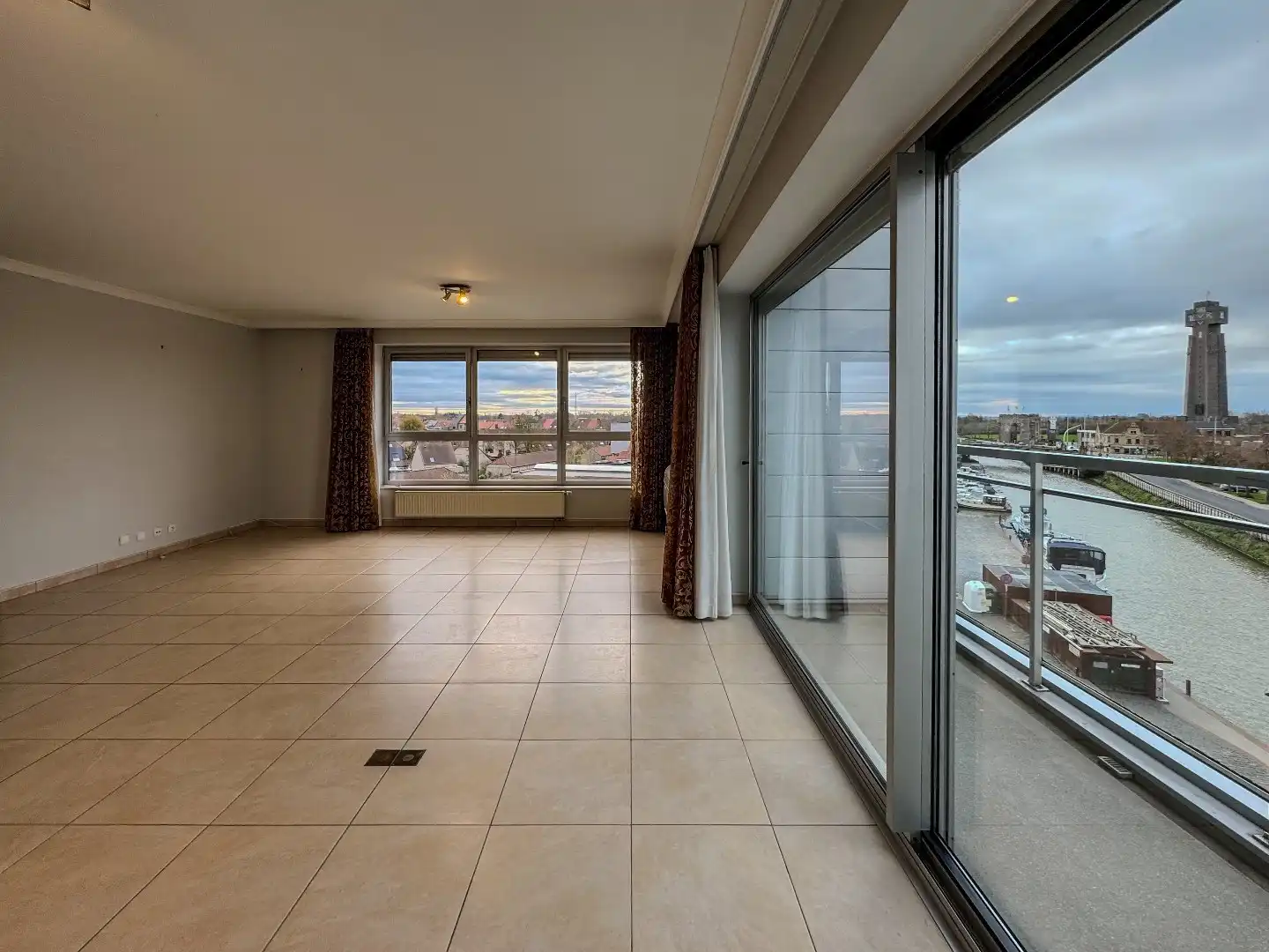 Ruim appartement met 2 slaapkamers en terras met prachtige vergezichten! foto 8