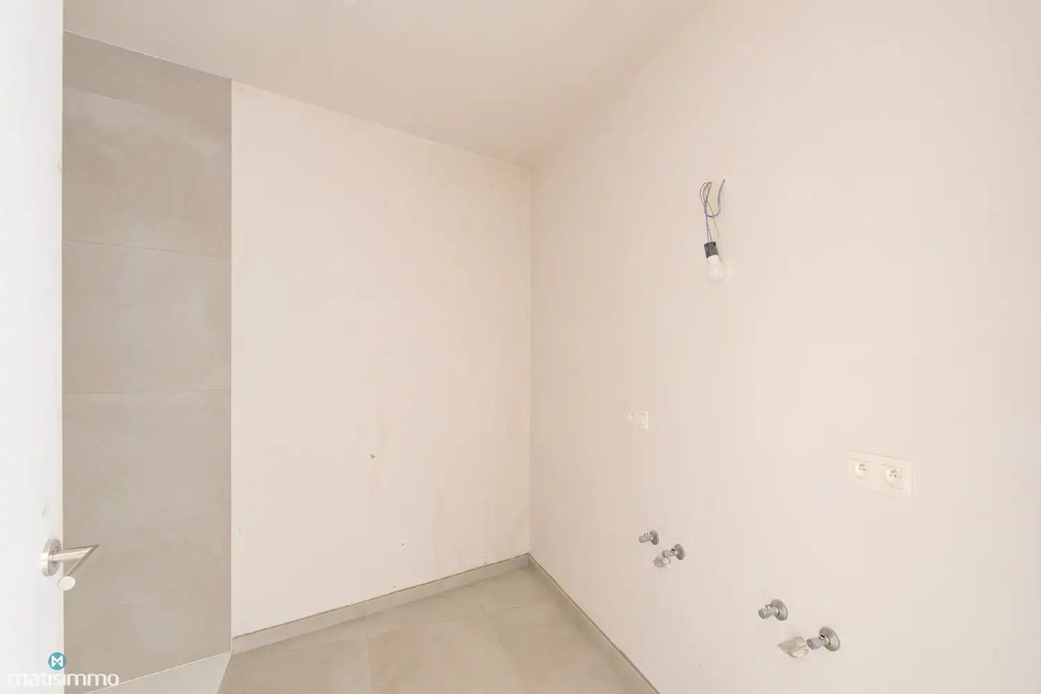 INSTAPKLAAR NIEUWBOUW GELIJKVLOERSAPPARTEMENT MET RUIM TERRAS, BUITENBERGING EN CARPORT IN HET HARTJE VAN HOESELT (KEUKEN EN BADKAMER NOG ZELF TE KIEZEN - INBEGREPEN IN DE PRIJS) foto 7