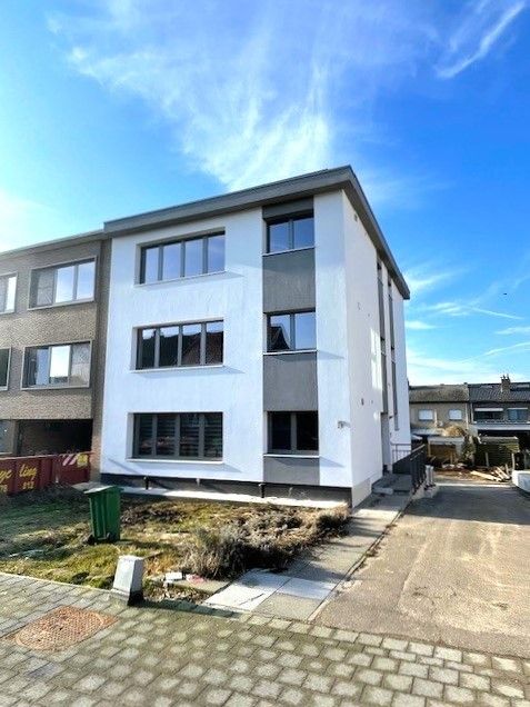 Prachtig afgewerkt en energetisch gerenoveerd gelijkvloers appartement op topligging met grote kelder en twee autostaanplaatsen foto {{pictureIndex}}