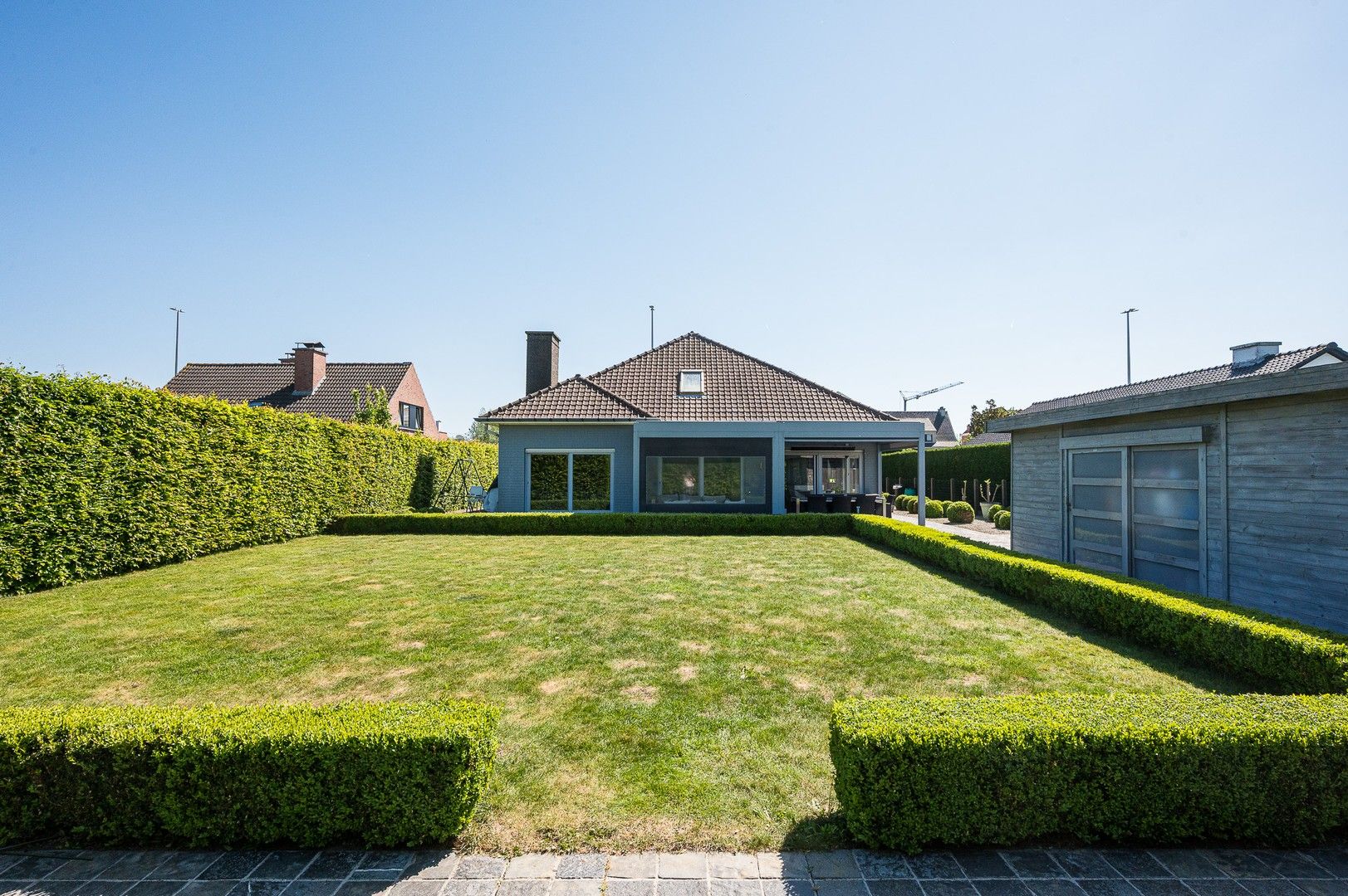 Hoofdfoto van de publicatie: Instapklare bungalow met potentieel op prachtig perceel te koop