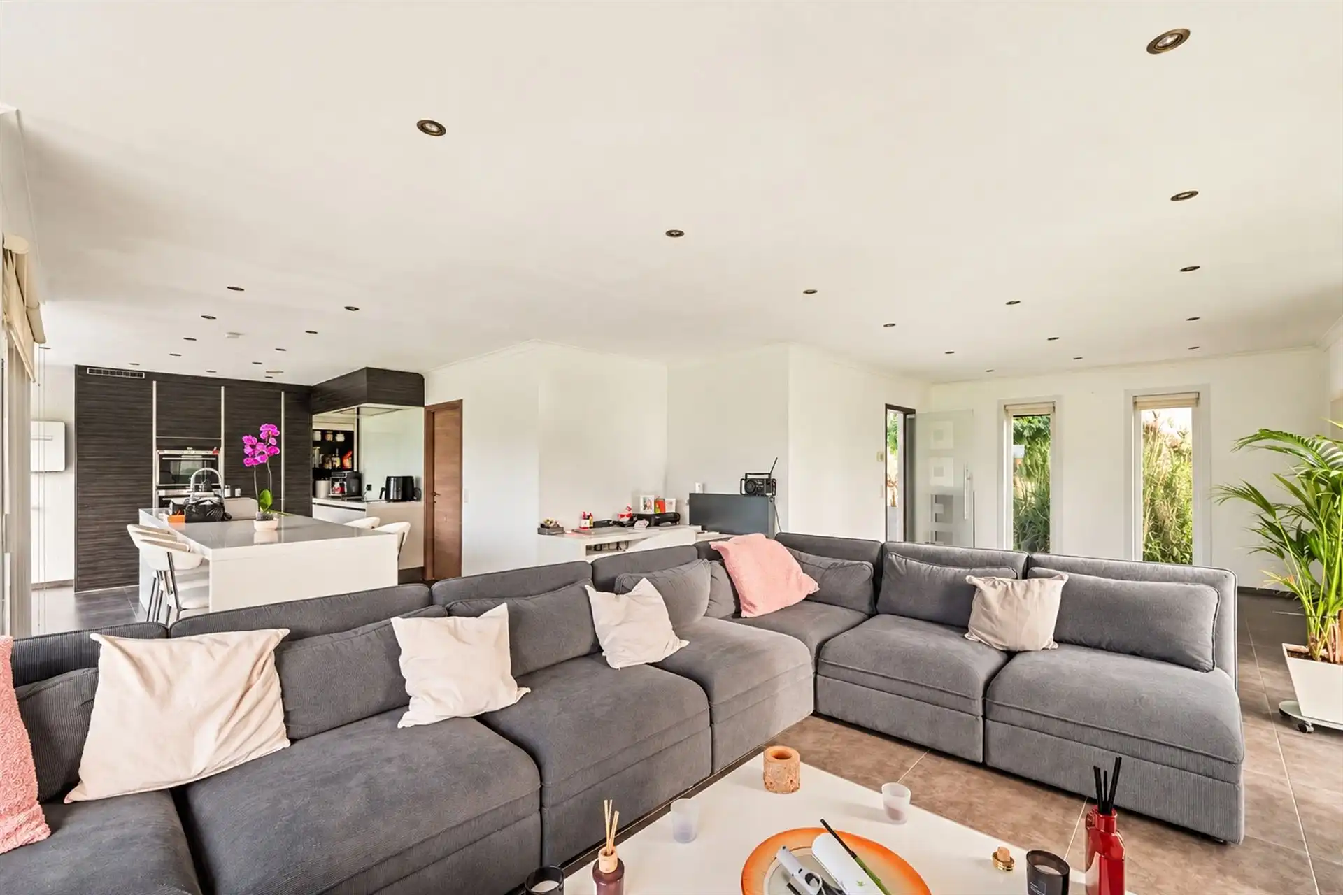 Villa met verwarmd zwembad en 2 garages!  foto 10