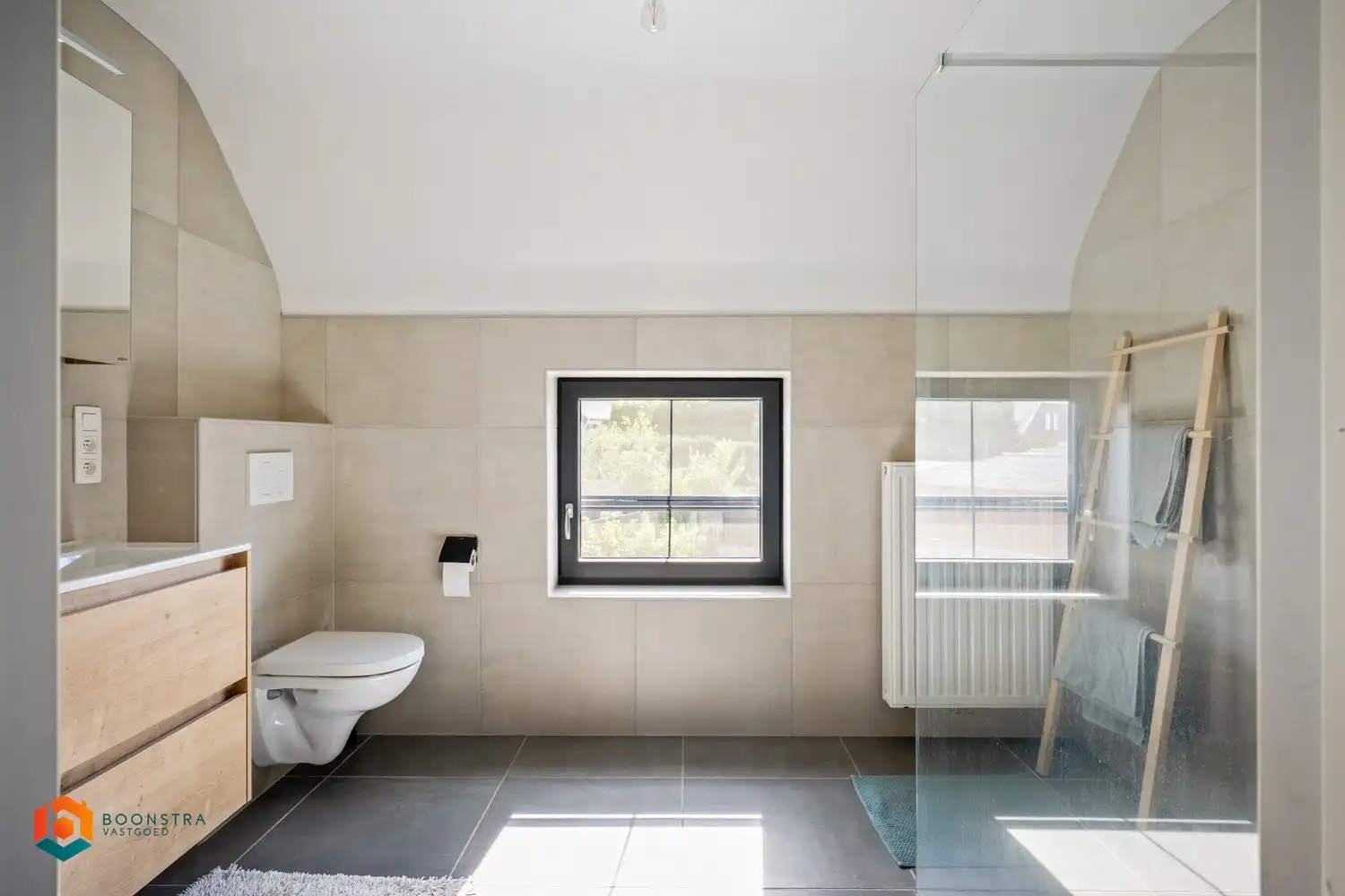 Energiezuinige villa met praktijkruimte en 4 slpkrs foto 14