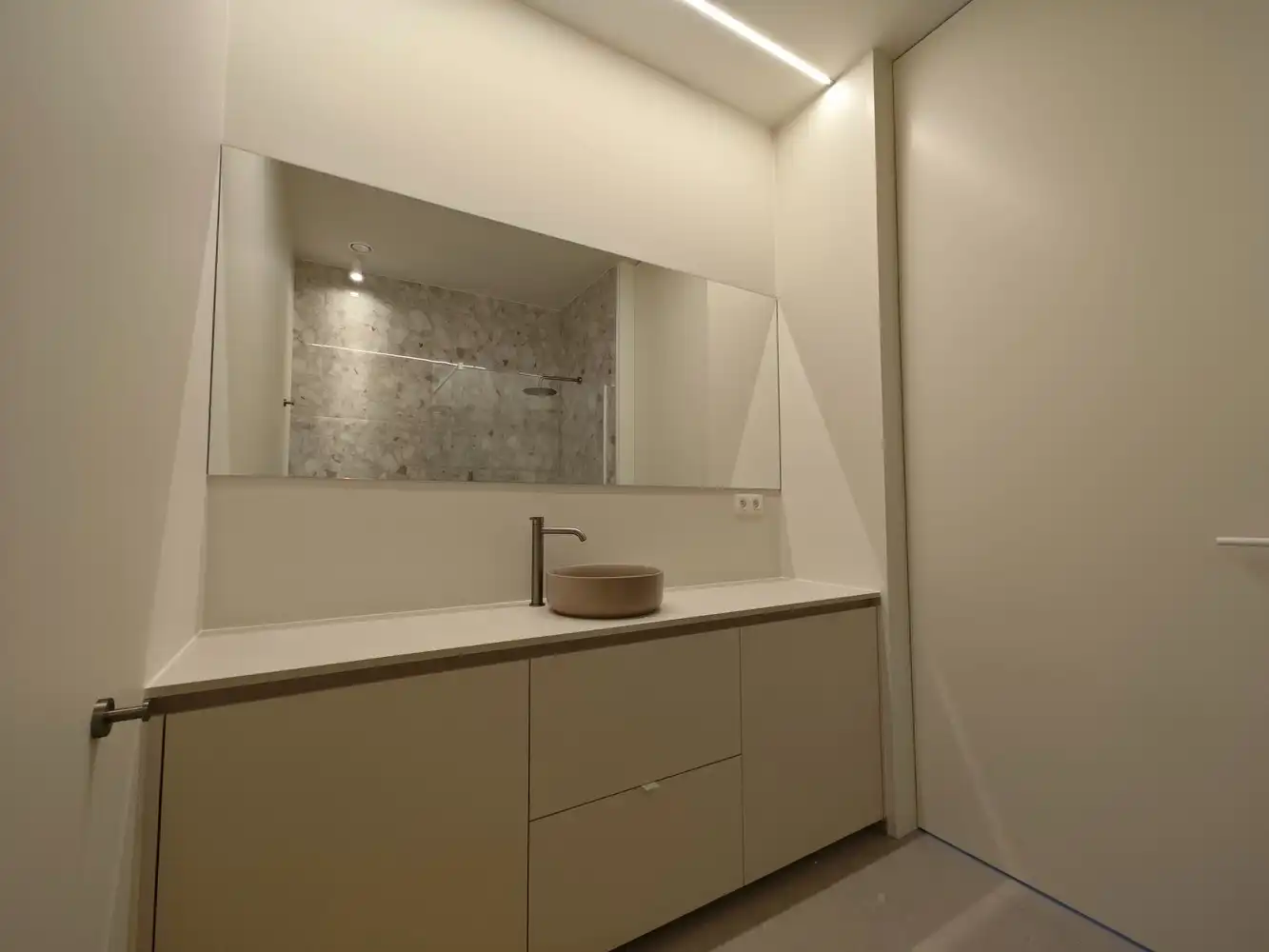 High-end nieuwbouw-appartement met ruim terras, privétuintje, parking en ruime buitenberging foto 16