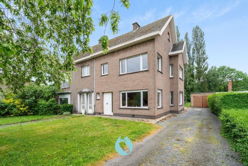 Halfopen bebouwing op 742m² in groene omgeving foto 1