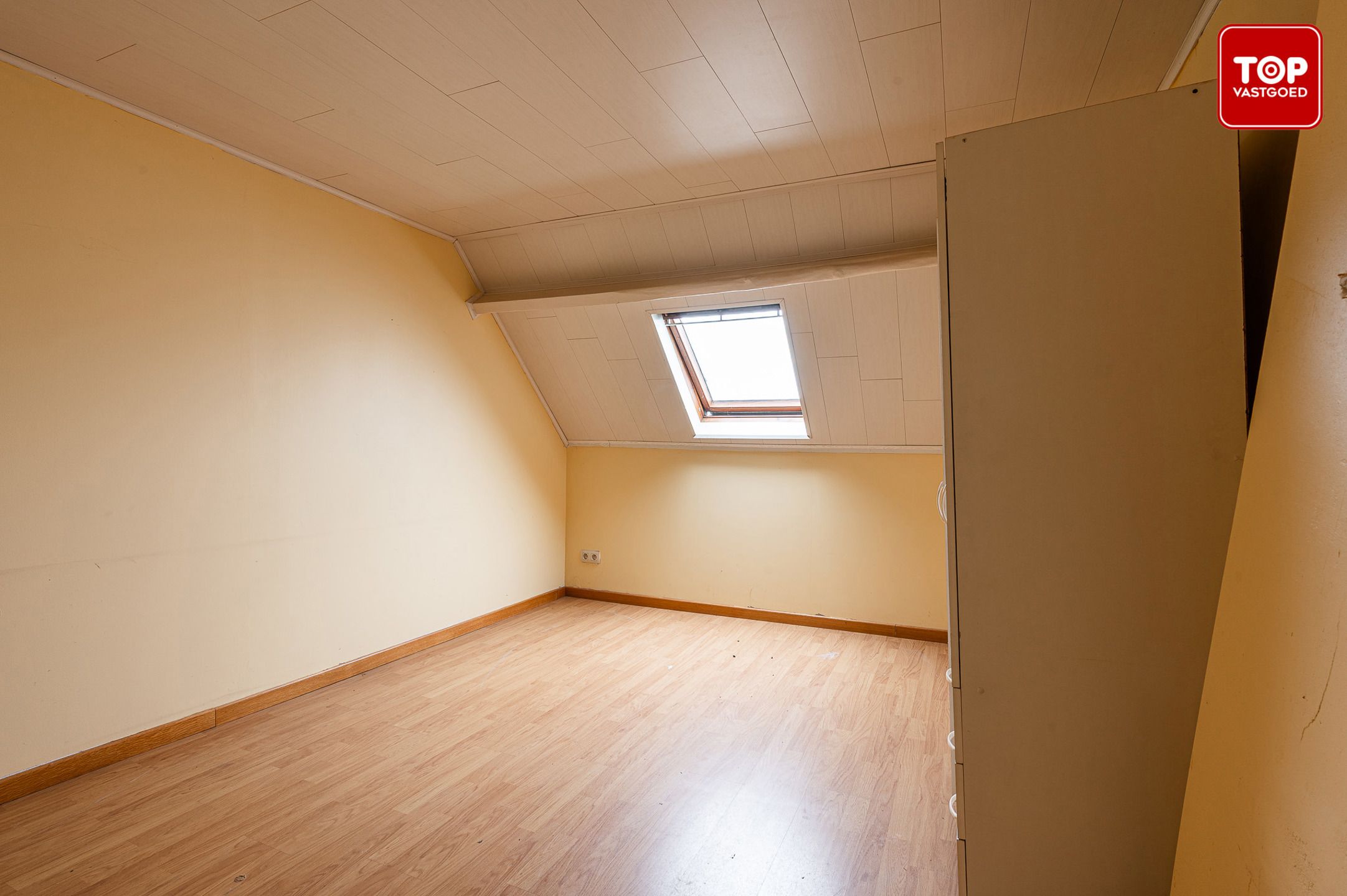 Te renoveren woning met veel potentieel foto 11