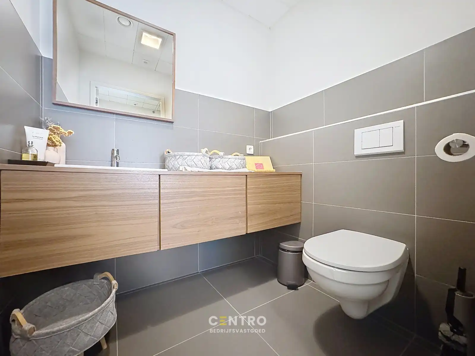 Modern en instapklaar WOON-WERKPAND met professionele ruimten, lichtrijk & ruim APPARTEMENT met zonneterras en aangelegde tuin. foto 10