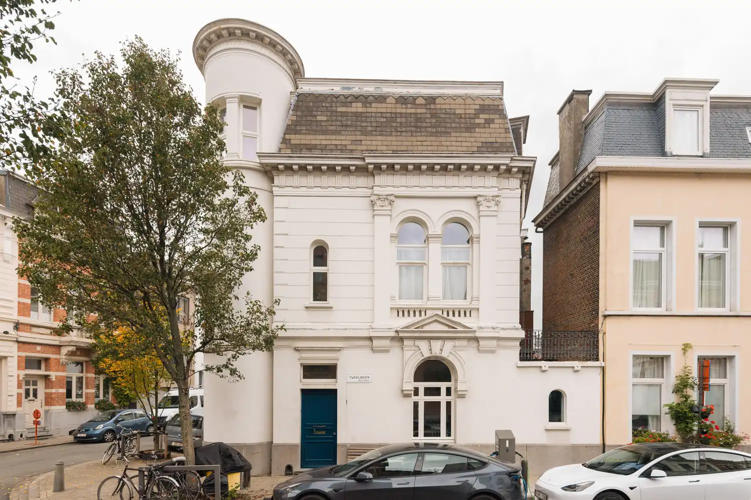 Wonen in een beschermde hoekwoning van Jos Bascourt uit 1894 is wonen in een uniek stuk Zurenborg, zonder renovatieplicht foto 2