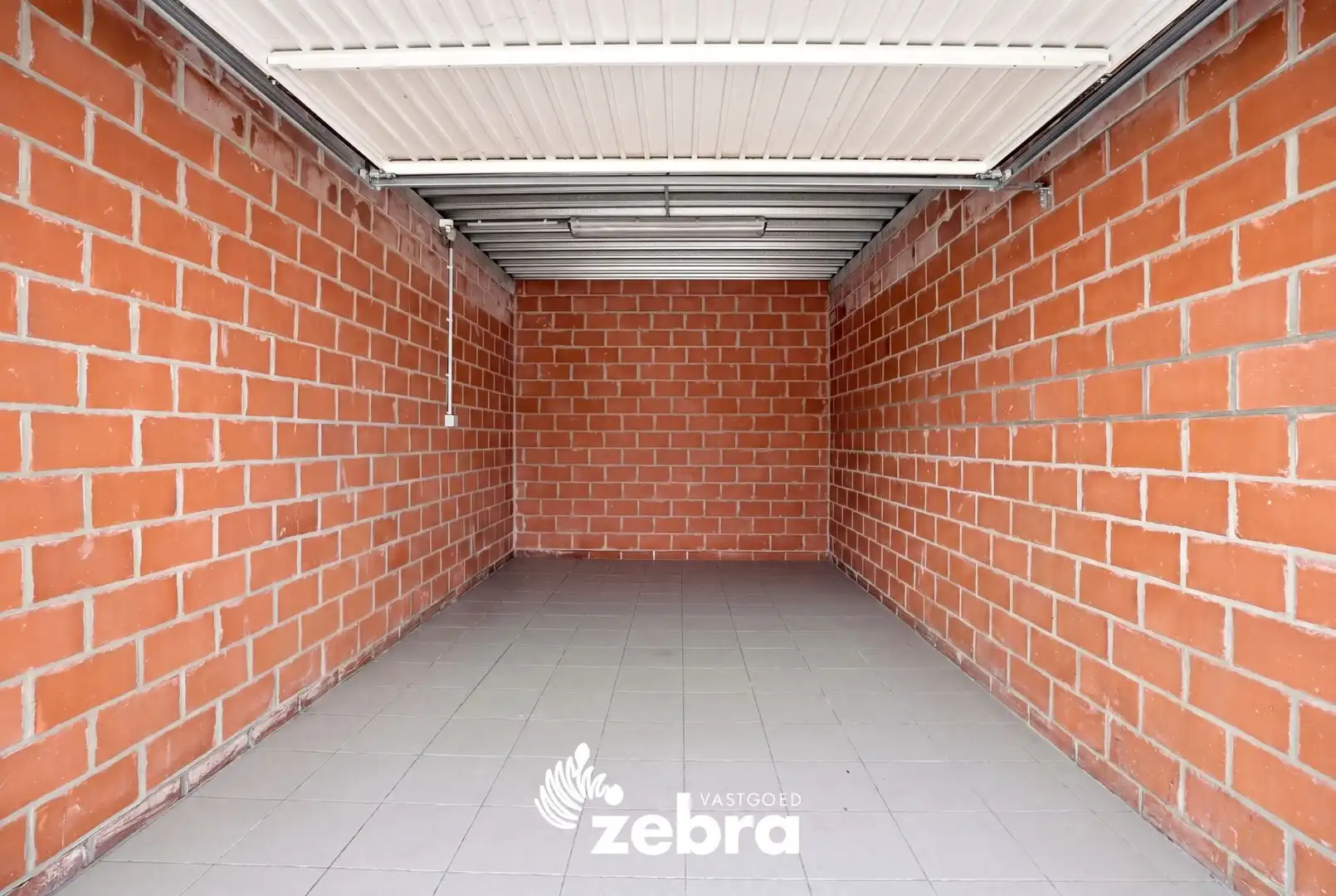 Afgesloten garagebox op gunstige ligging! foto 2