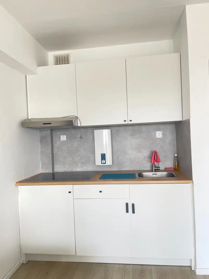 Stijlvolle Studio Te Huur op 3e Verdieping aan de Henri-Jaspaarlaan in Westende foto 4