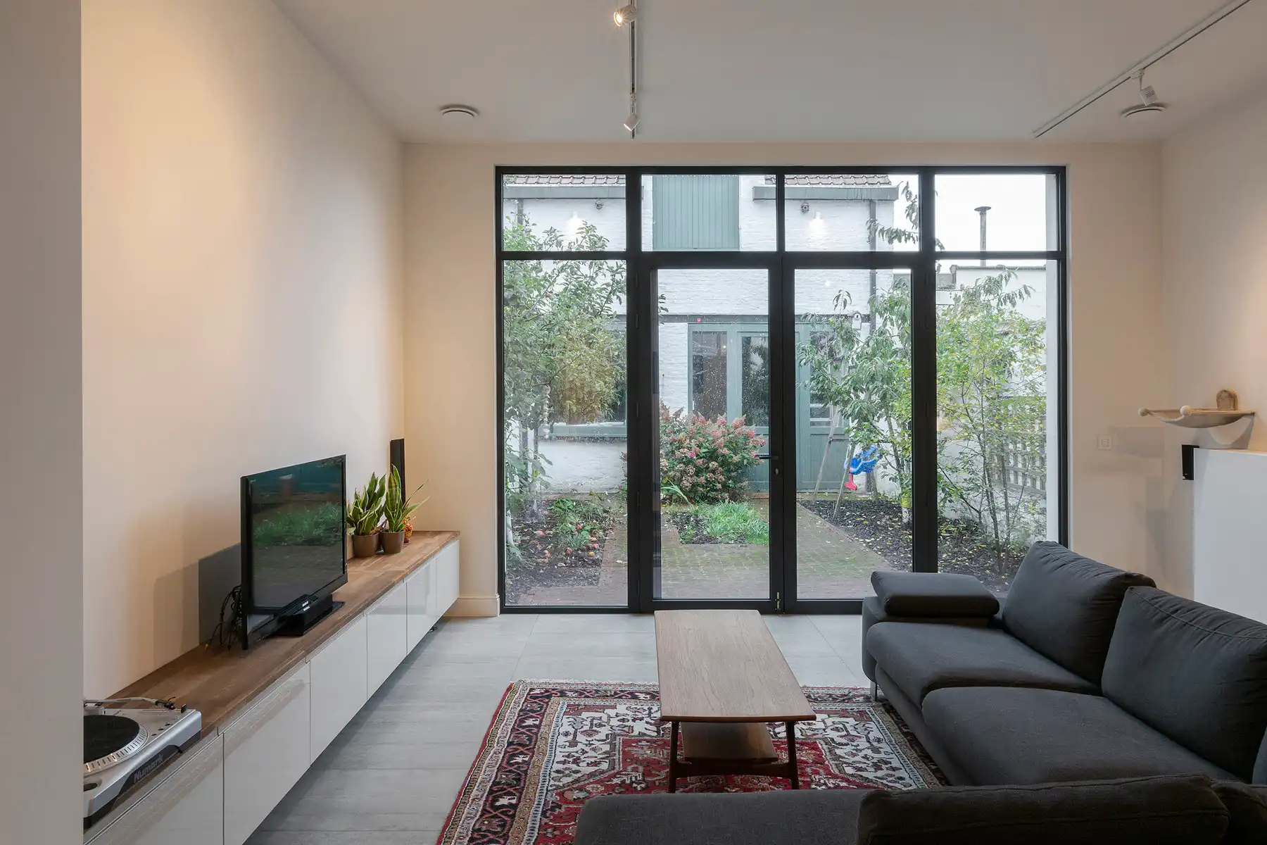 Karaktervolle herenwoning met tuin, koetshuis en veel ruimte foto 3